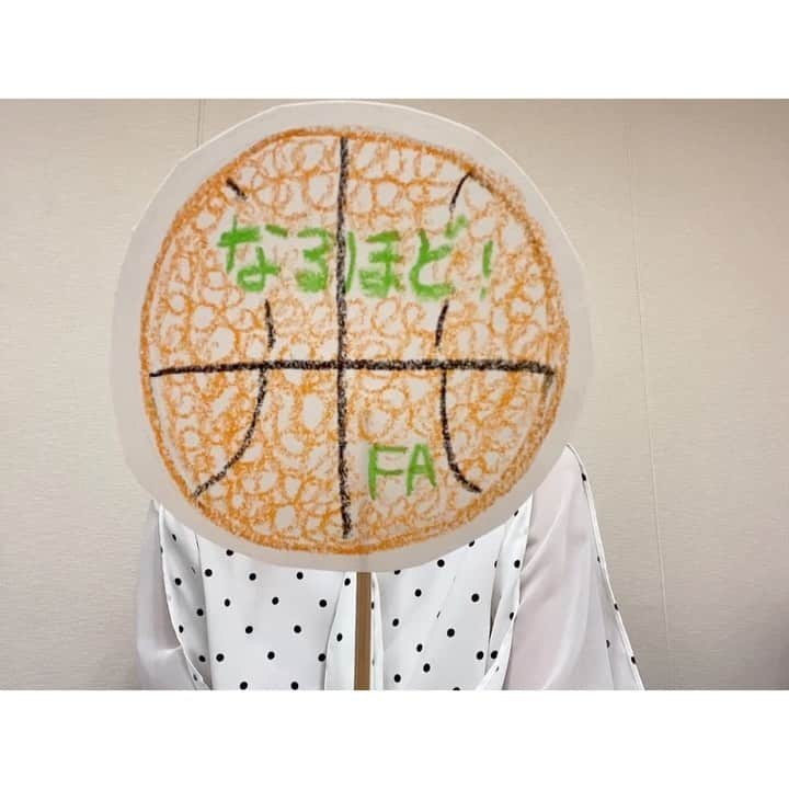 のインスタグラム：「. . きょうはBリーグの日🏀🏀🏀 . そんなこんなでバスケ投稿です⛹️‍♀️✨ . 今週の金曜日の #西﨑梨乃のなるほどファイブアローズ  は 今シーズンから指揮をとる #石川裕一 ヘッドコーチご紹介します🏀🏀🏀 . 石川さん特集で〜す👏👏👏✨ . 私は昨シーズンから、 個人的に石川さんのYou Tubeに ハマってます🤣 (最近更新がないのが寂しい🥺笑 忙しいから仕方がないです🥺) . コーナーでは魅力たっぷりお伝えします！ 西日本放送 午後3時50分からの every.FRIDAYぜひご覧ください📺 . . #西日本放送 #RNC #岡山 #香川 #everyFRIDAY #エブリフライデー #西﨑梨乃のなるほどファイブアローズ #石川裕一 #ヘッドコーチ #告知動画 #親父ギャグ #シリーズ」