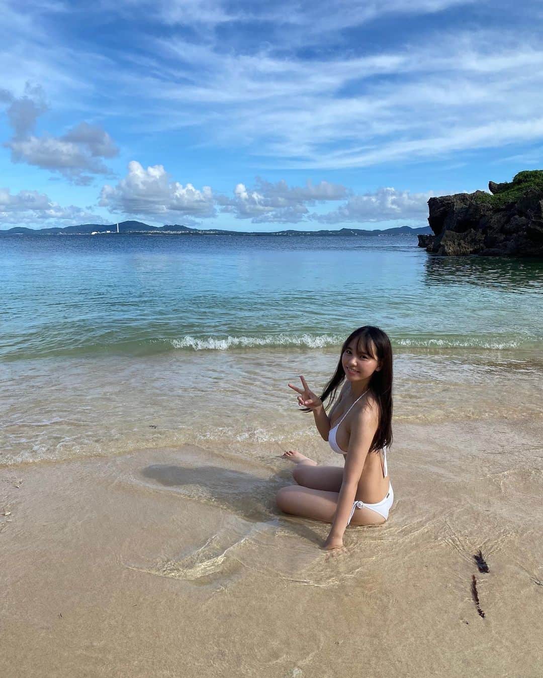 本郷柚巴のインスタグラム：「発売中の#月刊ヤングマガジン さんでは表紙&巻頭を担当させて頂いてます✨  沢山の方がゲットしたよ！って教えてくださって本当に嬉しいです😢  全部お気に入りなのですが私が特に好きなページは4.5ページ目です💓  是非チェックよろしくお願いします！  #月刊ヤングマガジン  #ヤングマガジン #オフショット」
