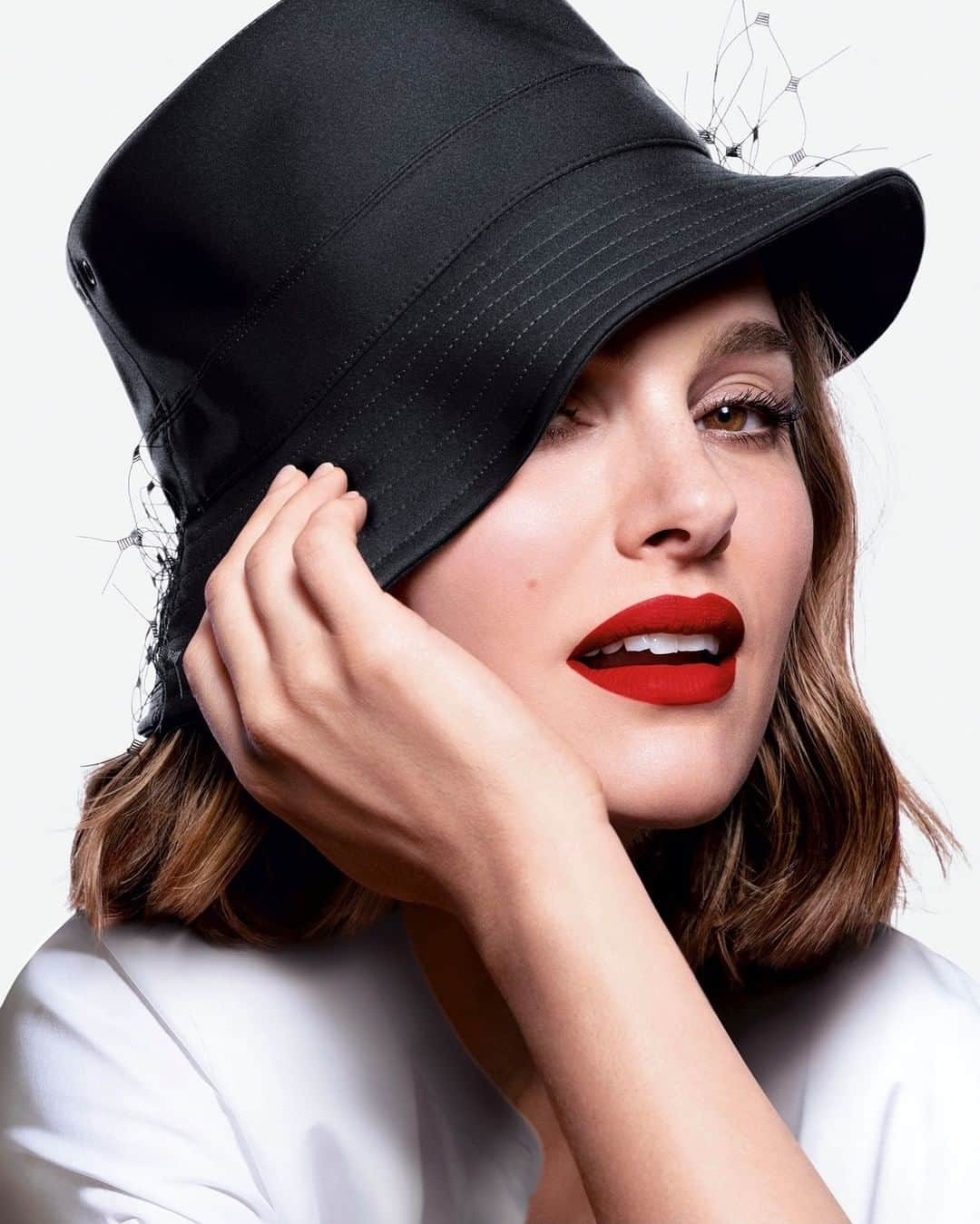 クリスチャンディオールさんのインスタグラム写真 - (クリスチャンディオールInstagram)「The iconic @NataliePortman wears the new Rouge Dior Forever no-transfer Liquid in the iconic 999 red shade. This ambassador of modern femininity now unveils a new, even more assertive and radiant attitude. • ROUGE DIOR FOREVER LIQUID 999 Forever Dior • #DiorBeauty #DiorMakeup #RougeDior #WeWearRouge #NoTransfer」9月22日 21時00分 - dior