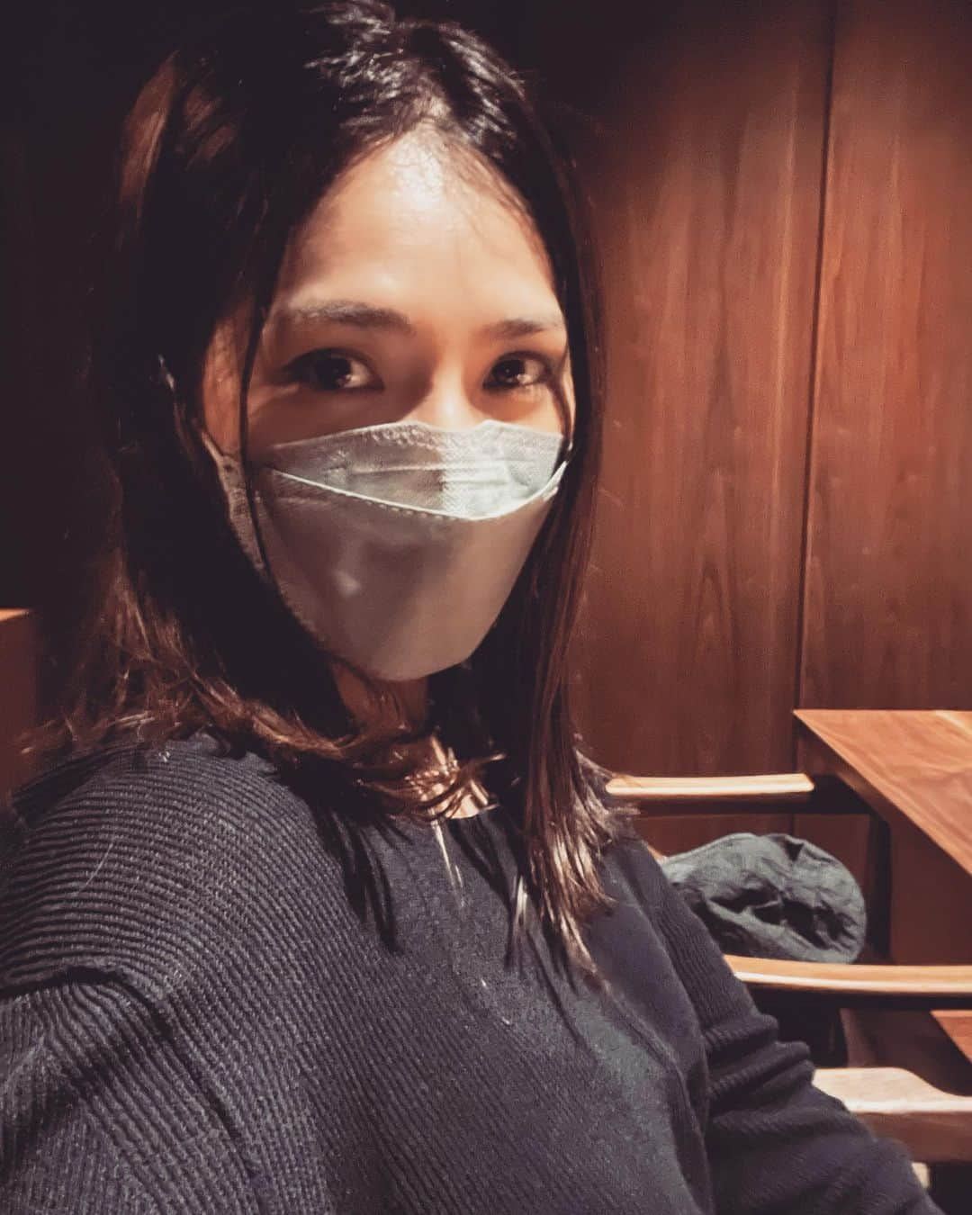 野波麻帆さんのインスタグラム写真 - (野波麻帆Instagram)「. 衣装合わせ終わり、 今夜人を待つ。 あ、髪切りましたー。✂️」9月22日 21時13分 - mahononami