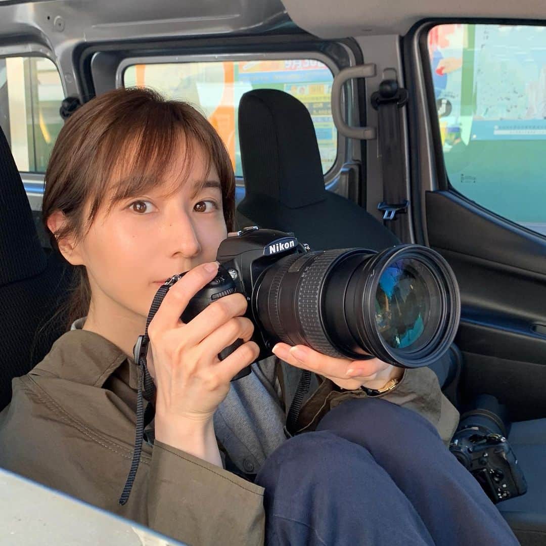 最愛のインスタグラム：「フリーライター・橘しおり役の田中みな実さん‼️ この日も、カメラを片手にとある事件を追って張り込み中‼︎ レンズの中に映るものは一体…📸  #tbs #最愛ドラマ #さいあい #田中みな実 #美人すぎるフリーライター😳」