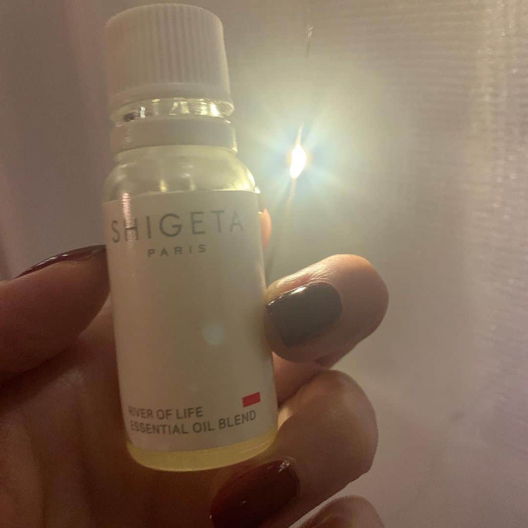 LiLyのインスタグラム：「【オイル美容】  ①長年愛用中 ゴールデンdrops 使いきり、 リバーオブライフ 再購入♡ 15ml.小さな巨人✨ 数滴で効果を実感。 足と首のリンパ用💉 偏頭痛にもスッと効く。 @shigeta_japan   ② #椿油　にハマって 5.6種類試して一番好き だったのがこちら！ 何が良いって、 香りゼロ✨ 保湿力すごいのに サラッサラ✨ 50ml.→ 全身に使うと すぐなくなっちゃう のが難点..  ③ こちら150ml.→ 朝晩全身、 足の裏まで ツヤッツヤに塗って 一ヵ月もつコスパ🙆‍♀️ 潤うしベタつかない！ リピート4本目✨  オイルの虜。 クリーム時代と 肌の柔らかさが 全く違う。  オススメまた 発見したら シェアします🌹🌙  #美容 #30代からできた趣味　 #オイル　#ボディケア　 #スキンケア #エッセンシャルオイル」
