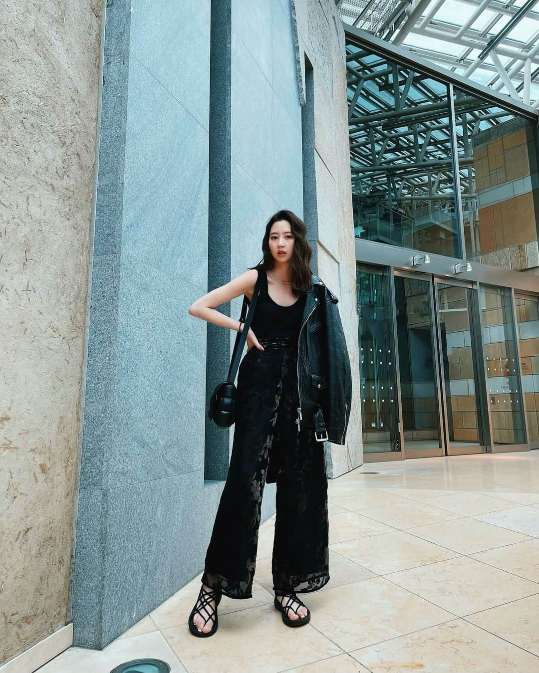 河北麻友子さんのインスタグラム写真 - (河北麻友子Instagram)「FASHION TOP: Mediam PANTS: Ameri  SANDALS: Teva BAG: Bottega Veneta  #FASHION #OOTD #麻友コーデ」9月22日 21時20分 - mayukokawakitaofficial