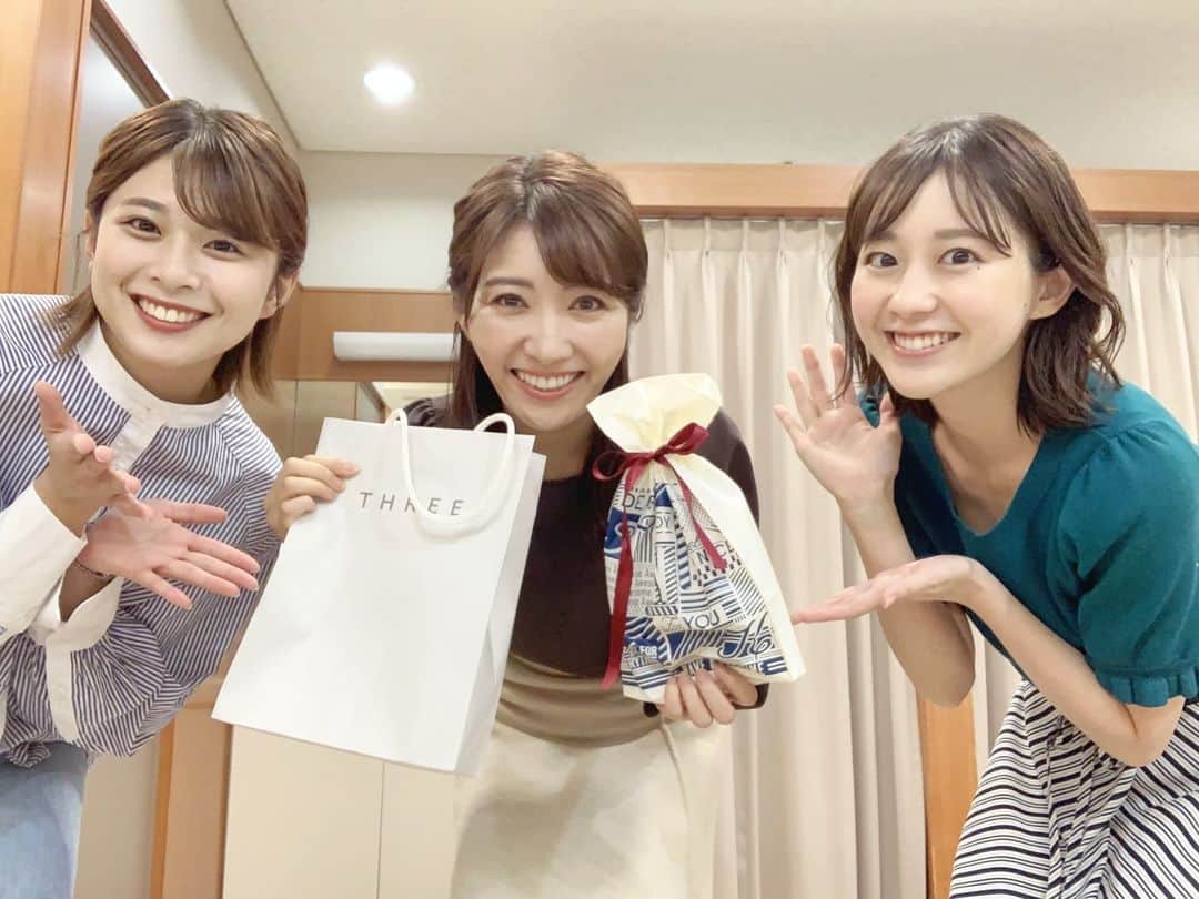 TBS「はやドキ！」のインスタグラム：「9月20日は気象予報士の久保井さんのお誕生日でした😊 プレゼントを渡してお祝いしましたよ〜🎁  ちなみに、里咲ちゃんも9月1日が誕生日なので、お祝い続きでした🌸  久保井さんの安心感と里咲ちゃんの笑顔ではやドキの月曜日はスタートします😊 お2人とも素敵な一年になりますように！  若林  #お誕生日 #お祝い #月曜日 #若林有子 #山本里咲 #アナウンサー #久保井朝美 #気象予報士 #はやドキ #tbs」