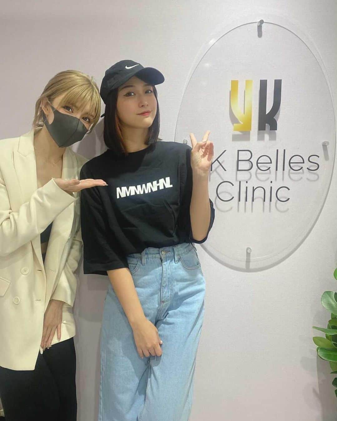 はりーさんのインスタグラム写真 - (はりーInstagram)「ゆんころちゃんが六本木に　@yk_belles_clinic クリニックをオープンしたので行ってきた🥺！ 六本木交差点のアマンドの上という立地で行きやすすぎる所にできたんです✨  六本木交差点からゆんちゃんの広告が見えるよ🙇‍♀️‼️♥️  今回はハイフでもウルトラセルQ+が最新機器でかなり強力なので最高に効きました！！！ 痛さはあるけどこれでシュッとしたフェイスラインになれると思う🥺  とても素敵なお土産をくれたんだけどその紙袋アピールをしたくてほっぺに手を添えたらかわいいゆんころ姫はポーズだと思ったらしく同じポーズしてくれました りらちゃんポーズかと思ったー！って… まじかわ ちなみにお土産はヒト肝細胞の美容液で使ってると肌艶艶になる…🥰  めちゃめちゃ機器がしっかりしてるクリニックっていう印象でした🎈😍✨ #クリニック#ハイフ#フェイスライン #美容クリニック」9月22日 13時58分 - kirarin_harry_official