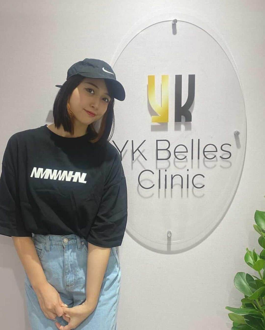 はりーさんのインスタグラム写真 - (はりーInstagram)「ゆんころちゃんが六本木に　@yk_belles_clinic クリニックをオープンしたので行ってきた🥺！ 六本木交差点のアマンドの上という立地で行きやすすぎる所にできたんです✨  六本木交差点からゆんちゃんの広告が見えるよ🙇‍♀️‼️♥️  今回はハイフでもウルトラセルQ+が最新機器でかなり強力なので最高に効きました！！！ 痛さはあるけどこれでシュッとしたフェイスラインになれると思う🥺  とても素敵なお土産をくれたんだけどその紙袋アピールをしたくてほっぺに手を添えたらかわいいゆんころ姫はポーズだと思ったらしく同じポーズしてくれました りらちゃんポーズかと思ったー！って… まじかわ ちなみにお土産はヒト肝細胞の美容液で使ってると肌艶艶になる…🥰  めちゃめちゃ機器がしっかりしてるクリニックっていう印象でした🎈😍✨ #クリニック#ハイフ#フェイスライン #美容クリニック」9月22日 13時58分 - kirarin_harry_official