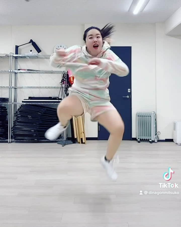大納言光子のインスタグラム：「#AKB48 さんの新曲 #根も葉もRumor の #ダンス を踊り出して早２ヶ月、ようやくLock Dance の #ウィッチウェイ という動きの足が上がる様になってきました！ この #どえらいダンス は本当に体力的にキツいけど、めっちゃ楽しいので、是非みなさんも一度踊ってみて欲しいです👌✨ 因みに私はもうちょい足上げとキレを出す為に練習続けます💪 (膝と股関節気をつけながら🤣)」