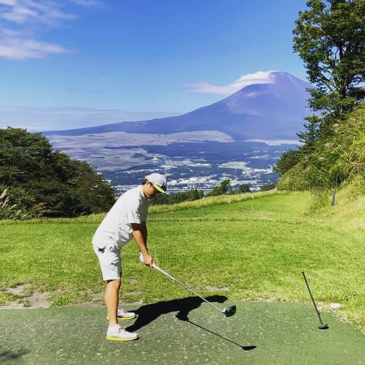 田中順平のインスタグラム：「富士山まで飛ばしてやる . . . #ドライバーショット #ゴルフ #pin410 #ツアーadtp6x」