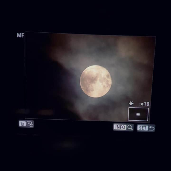 久保田秀敏のインスタグラム：「・ 昨夜の中秋の名月🌕 ・ ・ ・ 雲が多いと露出が不安定だから 設定とタイミングが難しい😮‍💨 ・ ・ ・ あー望遠レンズが欲しい。 ・ ・ ・ ・ ・ #中秋の名月🌕  #canon #eosr #rf24105mmf4lisusm  #結局 #団子は #食べてません」