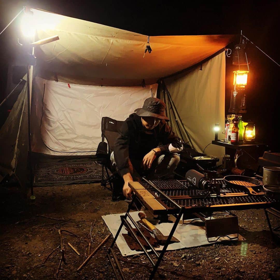 伊阪達也さんのインスタグラム写真 - (伊阪達也Instagram)「#キャンプ#ジムニー  #マキタ充電式ワークライト #マキタusb用アダプター  何回でも携帯充電出来る。 蛇いた」9月22日 15時39分 - tatsuyawr250x