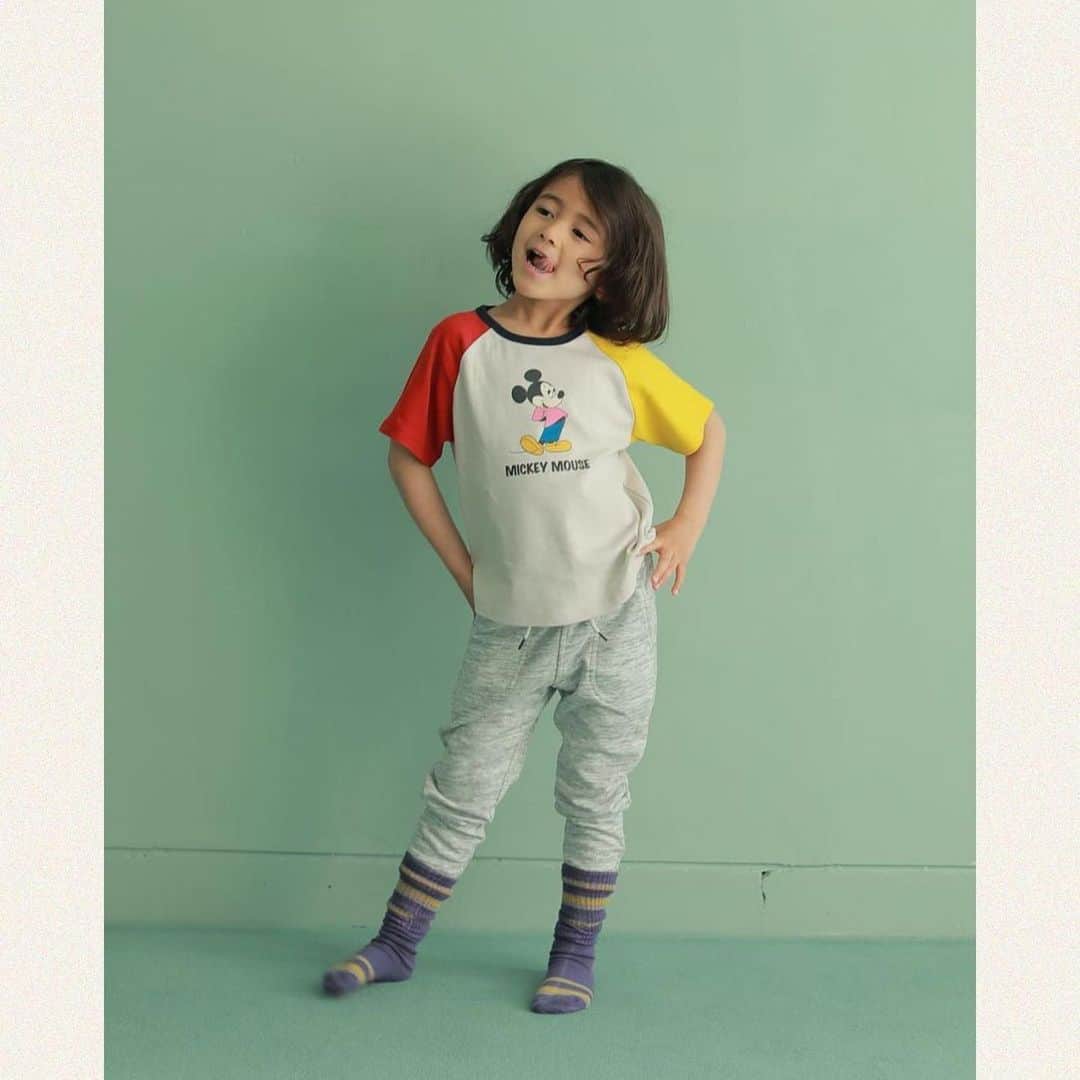 StampStompのインスタグラム：「#Repost @ajuga.shop with @make_repost ・・・ ㅤㅤㅤㅤㅤㅤㅤㅤㅤㅤㅤㅤㅤ AJUGAも参加中！🌈楽天 お買い物マラソン開催中💕💕 ㅤㅤㅤㅤㅤㅤㅤㅤㅤㅤㅤㅤㅤ ショップ買いまわりでポイント最大10倍★ ✅ 9/19(日)20:00〜9/24(金)夜1:59までなのでお急ぎを！ ㅤㅤㅤㅤㅤㅤㅤㅤㅤㅤㅤㅤㅤ 💛🧡❤️𝒫𝒾𝒸𝓀 𝓊𝓅!💛🧡❤️ ㅤㅤㅤㅤㅤㅤㅤㅤㅤㅤㅤㅤㅤ 近藤千尋さんプロデュース アジュガ( #ajuga )より ディズニーのTシャツです！🐭💖 ㅤㅤㅤㅤㅤㅤㅤㅤㅤㅤㅤㅤㅤ 袖のマルチカラーが可愛い ビンテージライクなTシャツ❣️ ㅤㅤㅤㅤㅤㅤㅤㅤㅤㅤㅤㅤㅤ ポイントはミッキーのプリント✌️ これからの季節、シャツコーデの中に着ると可愛いんです😍 シャツを開けて着て胸のミッキーをチラ見せが◎👀 ㅤㅤㅤㅤㅤㅤㅤㅤㅤㅤㅤㅤㅤ ［AJUGA.ディズニーコレクション］ ㅤㅤㅤㅤㅤㅤㅤㅤㅤㅤㅤㅤㅤ ◆アジュガ キッズ Tシャツ ミッキー マルチカラー https://item.rakuten.co.jp/stompstamp2/6384704/ ㅤㅤㅤㅤㅤㅤㅤㅤㅤㅤㅤㅤㅤ ぜひお見逃しなく💨 ㅤㅤㅤㅤㅤㅤㅤㅤㅤㅤㅤㅤㅤ ご購入はこちらから🛒 楽天市場サイトより「ajuga」で検索！ ↓↓↓ @rakuten_official ┈┈┈┈┈┈┈┈┈┈┈┈┈ @chipichan.1215 @ajuga.shop @stompstamp」