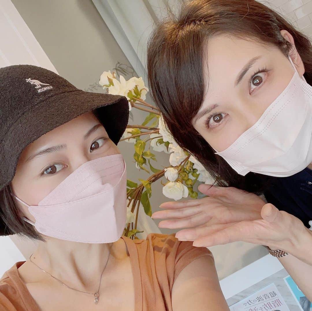 増田有華さんのインスタグラム写真 - (増田有華Instagram)「＊ こんにちはん🐶  先日ストーリーズで質問コーナーをしたら、普段美容に関してどんな施術されてるんですか？と聞かれたので、 わたしのいつも行っている美容クリニックを載せてみます🍶  渋谷にあるプライベートサロンのソヒーゾエステと六本木にある表参道メディカルクリニック💖  どちらもわたしの救世主です。 ソヒーゾはゴリッゴリに全身を流してくださり、見違えるほど細くなるので、撮影前には必ずいきます。 最後にフェイシャルでやっていただく炭酸ガスパック（通称焼肉パック）がすごい！！！ はじめてやった時びっくりしすぎて発狂しました笑 これだけでツルピカになります。感激するよ。 お値段も他と比べるとお安いと思うので、是非一度行ってみてください！！  表参道メディカルクリニックさんは月一の贅沢なたのしみ。いままではピココンビネーションやハイフ、サーマクール などいろいろと美肌を保つ施術をやっていただきました。  先日おすすめされたベビーコラーゲンとヒアルロン酸リフトという施術がすごく効果あってテンション上がった🤢💖 カタカナばっかりでおじさんたちには何のこっちゃ？ってなりそうですがw  どんな方でも（男性でも）シミやたるみ、いろんな施術ができるので是非是非是非！！わたしの友達もストーリーズを見て行きたい！とのことで、何人か通ってます☺️ 本当におすすめです。  まだまだおすすめしたいところたくさんあるので、また載せますね（宣伝ではありません）  ・ ・ ・ #クリニック #美容 #メンテナンス #ソヒーゾ #炭酸ガスパック #sorriso #渋谷 #表参道メディカルクリニック #六本木」9月22日 16時48分 - masuyuka_official