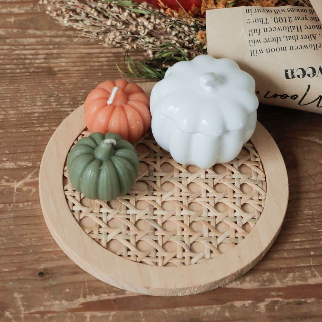 3COINSさんのインスタグラム写真 - (3COINSInstagram)「Halloween in my room🎃 　 　 　  今年は飾った後もお部屋のインテリアとして楽しめる ナチュラルなデザインで登場。  ハロウィンの定番カボチャモチーフのアイテムから ドライフラワーやクロスなど 組み合わせて使えるアイテムをご用意しています。 　 　  カボチャアロマキャンドル4個セット 2122/M2/DM-4695 (約)直径4×高さ4cm 300円(税込330円)  異なる4つの香り付き レモングラス/ムスク/ウッド/コットン  陶器かぼちゃ小物入れ 2122/M2/2012 (約)直径6×高さ5.5cm 300円(税込330円)  陶器フラワーベース 2122/M2/2015 (約)直径6.8×高さ11.3cm 300円(税込330円)　  HW刺繍パネル ブラック　2121/M2/16 オレンジ　2121/M2/17 (約)縦12×横12cm 各300円(税込330円)  編みトレー小2個セット 2122/M2/DM-4547 (約)直径14×高さ1cm 300円(税込330円) 　　 　  ┈┈┈┈┈┈┈┈┈┈┈┈┈┈┈┈ 店舗により在庫が異なりますので、 お立ち寄りの店舗までお問い合わせください。  公式通販サイトでも販売しております。 @3coins_official プロフィールのURLよりご覧ください。 ┈┈┈┈┈┈┈┈┈┈┈┈┈┈┈┈　 　 　  #3COINS #スリーコインズ #スリコ #新商品 #新商品情報 #プチプラ #プチプラグッズ #プチプラアイテム #おうち時間 #おうち時間を楽しむ #インテリア #インテリア雑貨 #インテリアコーディネート #お部屋 #ハロウィン #Halloween #おうちハロウィン #おうちハロウィン🎃 #ハロウィンインテリア #かぼちゃ #通販サイト #パルクローゼット   ※商品画像はイメージです。実際の商品とは多少異なる場合があります。あらかじめご了承ください。」9月22日 18時02分 - 3coins_official