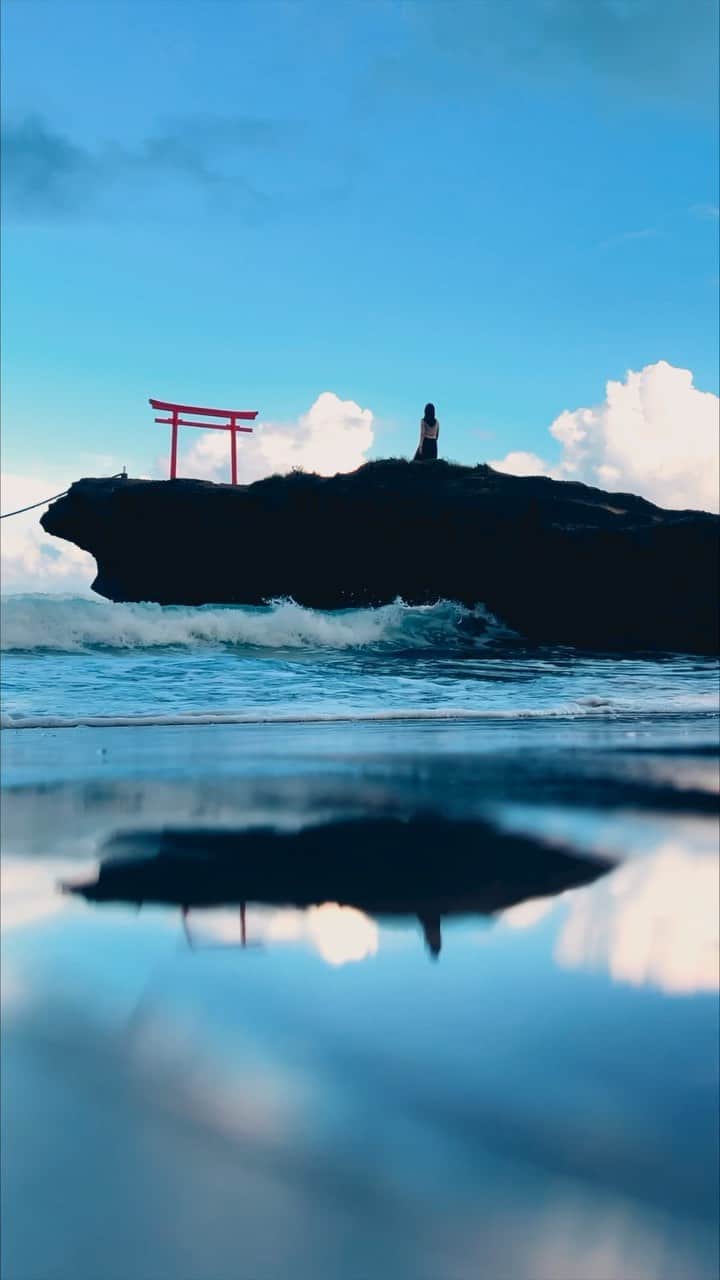 ぞのさんっのインスタグラム：「石を使った簡単トランジション♫ ところでiPhone13は買う予定ありますか？☺️それとも検討中？？🤔 ・ Easy transitions with stones ☺️. I shoot even when I'm on vacation By the way, are you guys going to buy iPhone 13? ☺️ ・ 📸 @zono.sann 📍 大明神岩の赤鳥居(静岡県) ・ ◾︎お知らせ◾︎ 今僕の動画作り方を学べる講義動画を撮影中です。その中で知りたい事などあればどしどしコメント頂ければ嬉しいです☺️ ・ ◾︎Announcement ◾︎ I'm currently filming a lecture video where you can learn how to make your own videos. If you have any questions about this, please feel free to comment ☺️. I'm not sure if this is a good idea or not, but it's a good idea. I will be adding English subtitles👍 ・ #videotips #filmmakers #creative #creativevideo  ・ #動画 #動画編集 #動画制作 #動画撮影 #映像 #カメラワーク #gotoトラベル #静岡旅行 #旅行 #絶景」
