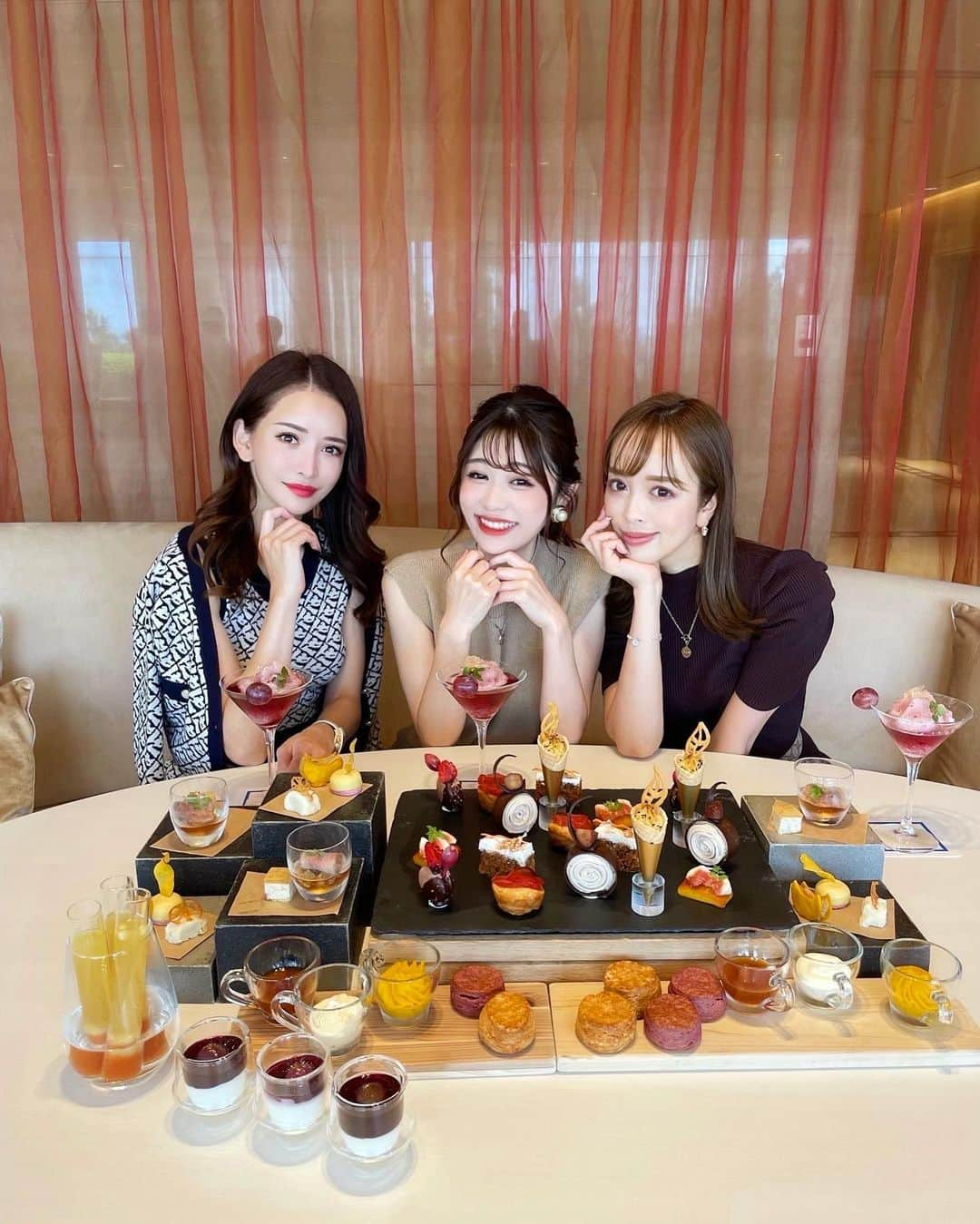 伊東亜梨沙さんのインスタグラム写真 - (伊東亜梨沙Instagram)「@hiltontokyobay で オータムアフタヌーンティー🍁🍎 . とっても可愛かった🤎 しかもね‼︎可愛いだけではなく味もしっかり美味しかったの🥺 秋の味覚を存分に楽しめました💗 . . 📍ヒルトン東京ベイ 9月9日（木）～10月24日（日） 営業時間　11:00～19:00 (最終来店受付は17:00） . 料金　4,350円 ※事前予約制 ※毎日開催 ※時間無制限 ※紅茶・コーヒーはフリーフロー . . アフタヌーンティーのテイクアウトや、アフタヌーンティーがセットになった宿泊プランも販売してるみたい🤫✨ . . #ヒルトン東京ベイ #ヒルトン #アフタヌーンティー #afternoontea #アフヌン #秋の味覚 #🌰 #🍎 #🍠 #秋のアフタヌーンティー」9月22日 18時29分 - arisa__917m