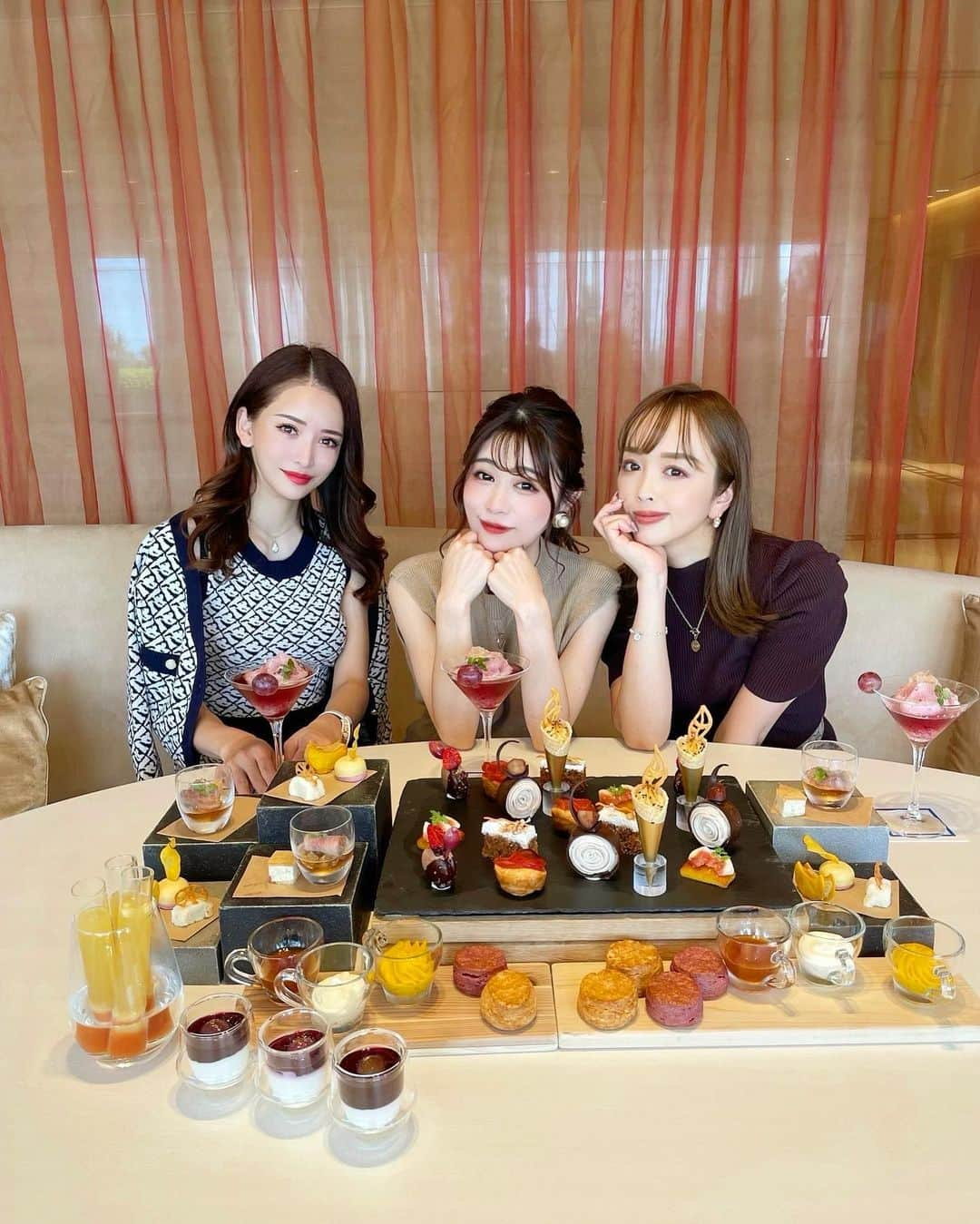 伊東亜梨沙さんのインスタグラム写真 - (伊東亜梨沙Instagram)「@hiltontokyobay で オータムアフタヌーンティー🍁🍎 . とっても可愛かった🤎 しかもね‼︎可愛いだけではなく味もしっかり美味しかったの🥺 秋の味覚を存分に楽しめました💗 . . 📍ヒルトン東京ベイ 9月9日（木）～10月24日（日） 営業時間　11:00～19:00 (最終来店受付は17:00） . 料金　4,350円 ※事前予約制 ※毎日開催 ※時間無制限 ※紅茶・コーヒーはフリーフロー . . アフタヌーンティーのテイクアウトや、アフタヌーンティーがセットになった宿泊プランも販売してるみたい🤫✨ . . #ヒルトン東京ベイ #ヒルトン #アフタヌーンティー #afternoontea #アフヌン #秋の味覚 #🌰 #🍎 #🍠 #秋のアフタヌーンティー」9月22日 18時29分 - arisa__917m