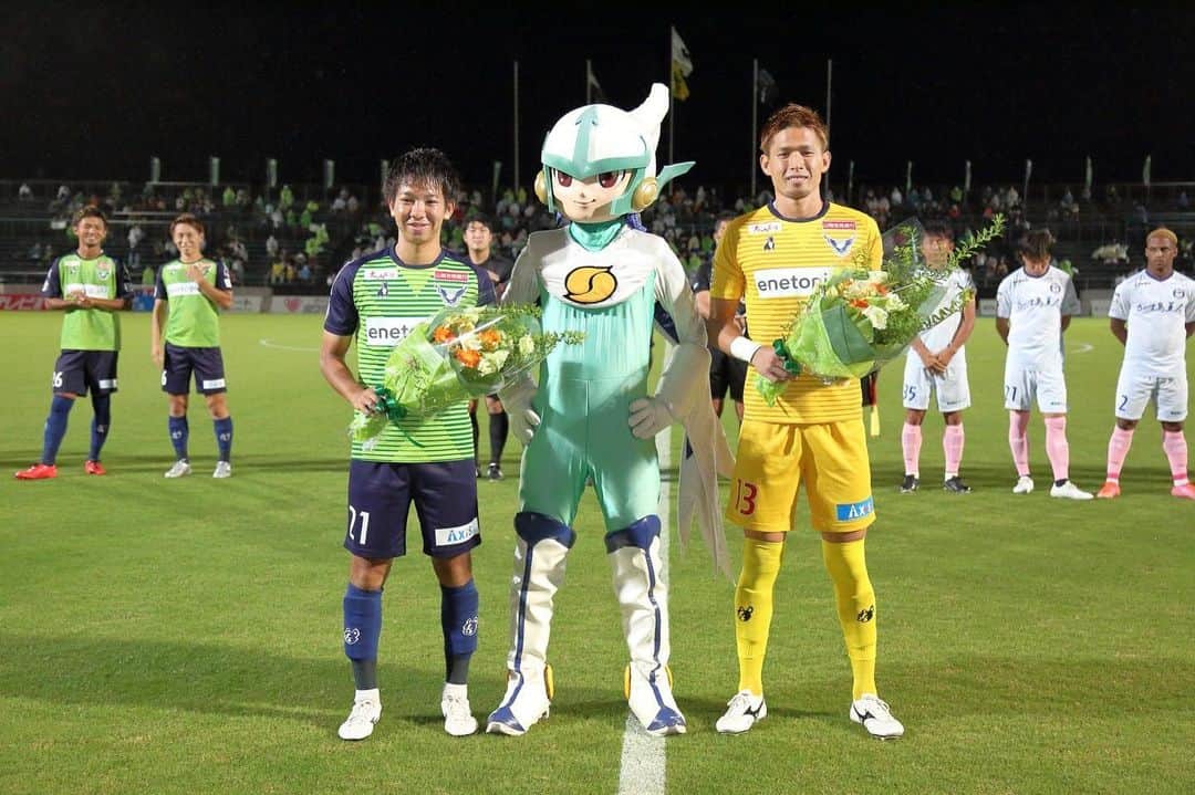 永島悠史のインスタグラム：「J通算100試合のセレモニーをして頂きました！ これまで支えてくださった全ての方達に感謝しています。 まだまだこれから積み重ねていけるよう頑張ります！  #ガイナーレ鳥取　 #FC岐阜 #京都サンガF.C.」