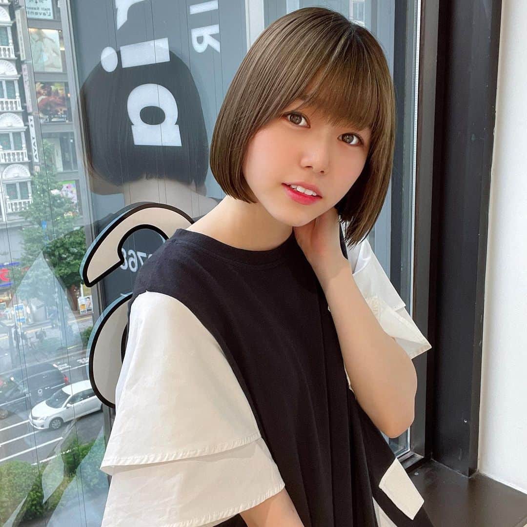 ゆーりのインスタグラム：「new onepiece👗 似合う？😳笑 ･ ･ ･ ･ ･ トリートメント行ったから髪もサラサラだー！ ･ ･  ･ ･ ･ ･ ･ ･  ･  #tiktok  #youtube  #instagram  #instagood  #fashion  #hair  #makeup  #photooftheday  #japan  #japanese  #followforfollowback  #dress  #ダークイルミネイト  #高見えコーデ  #モードコーデ  #モテコーデ  #モード系  #おしゃれコーデ  #トリドリベース  #ワンピース  #ファッション  #ボブ  #pr」