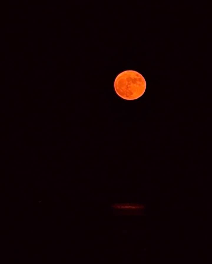 Syuuichi Yamadaのインスタグラム：「#中秋の名月 水平線から 上がってくる 赤い月は美しく 幻想的でした🌝 🌑 🌒 🌓 🌔 🌕 #沖縄#東京カメラ部#沖縄好きな人と繋がりたい#夏#月#与論島#ひとり旅#女子旅#写真好きな人と繋がりたい#visitokinawa#okinawa#beokinawa#moon#sonyalpha#bealpha」