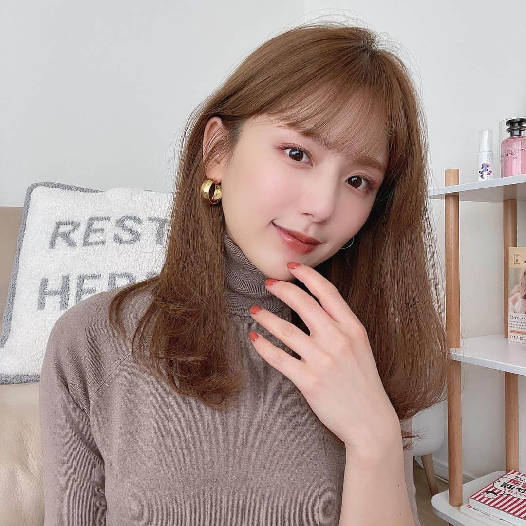 ひよんのインスタグラム：「🤎🤎  ナチュラルコスメで大人ぽい秋メイクしてみたよ👸☺️ #ひよんちゃんねる で配信予定だから 配信楽しみにしててね〜🥰  #ひよん」