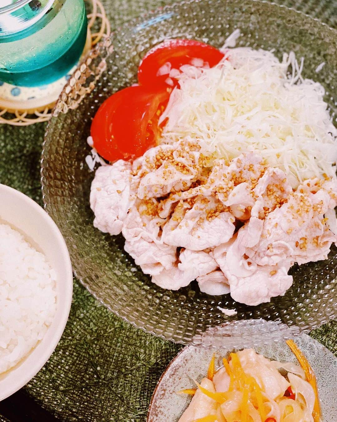 宮司愛海さんのインスタグラム写真 - (宮司愛海Instagram)「夏の🍚 #豚しゃぶ #ゴーヤチャンプルー  詰めない #ピーマンの肉詰め  #ごはん記録  更新するものがなくなると料理に頼りがち #そんな今夜は #納豆ご飯」9月22日 19時41分 - manami_miyaji