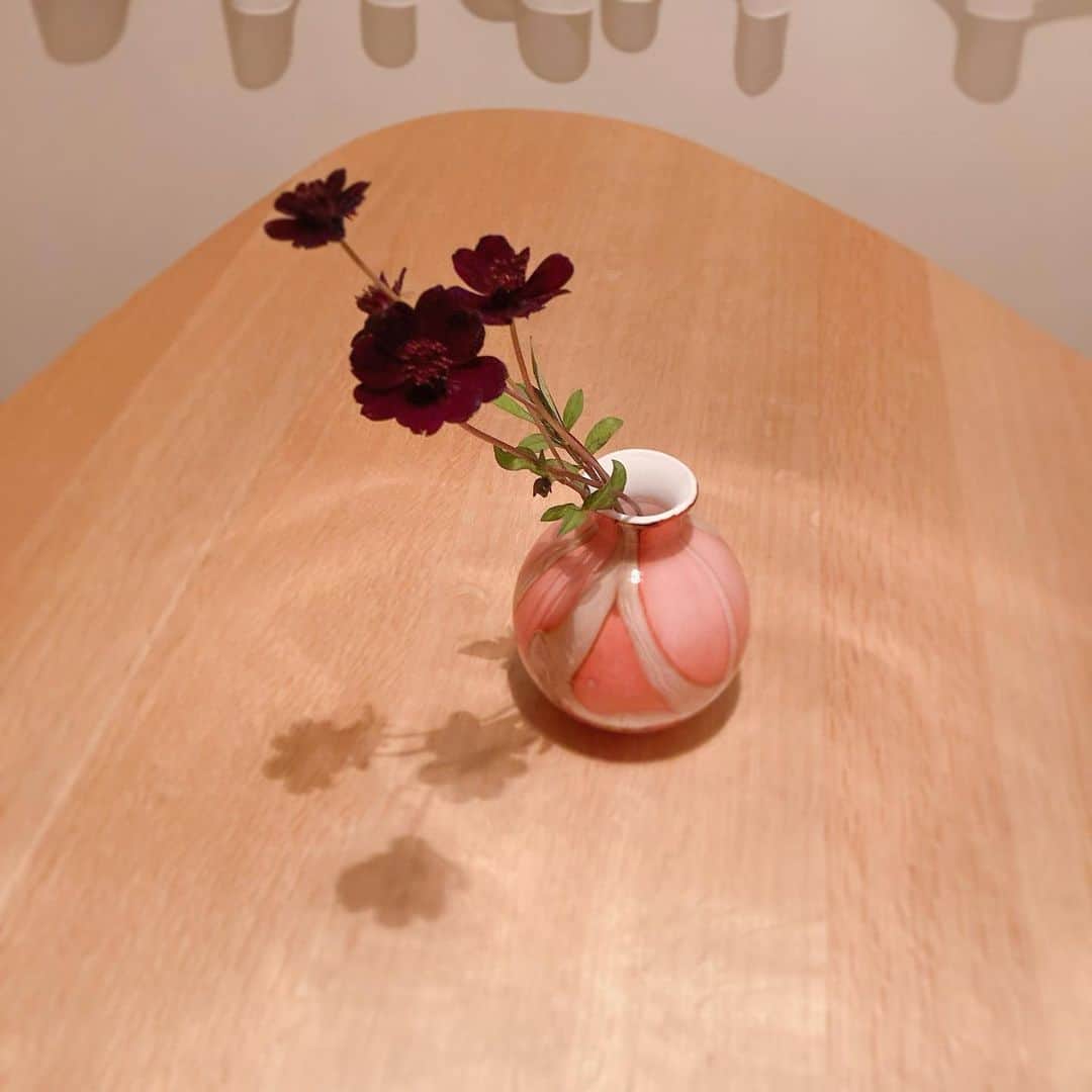 トリンドル玲奈さんのインスタグラム写真 トリンドル玲奈instagram あぁ かわいい オランダからきた可愛い花瓶と ステキなお花に出逢いました 可愛らしい花瓶にかっこいい大人色のお花の組み合わせを考えてくださったお花屋さんに感謝 3枚目に写っている