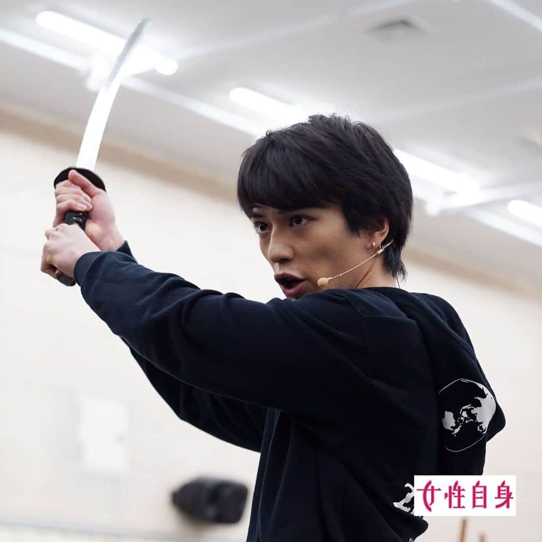 のインスタグラム：「📣新田真剣佑　異例の大抜擢！ハリウッド製作の実写版『聖闘士星矢』で主人公に --- 俳優の新田真剣佑（24）が大人気漫画『聖闘士星矢』の実写映画化で、主人公・天馬星座の星矢役を務めることが22日、関係者への取材でわかった。今作で、本格的にハリウッド進出を果たす真剣佑。華々しい“第二章”の幕開けとなりそうだ。 『聖闘士星矢』は『週刊少年ジャンプ』で'85年から'90年まで連載され、刊行されたコミックスは全28巻。そしてシリーズ累計発行部数は驚異の3,500万部超えを記録している。また東映アニメーションは同作のテレビアニメ版を250話以上、さらに6本もの劇場版を製作。それらは世界80ヵ国以上で放映および上映されており、日本を代表する漫画の一つだ。 同作がハリウッドで実写化されると発表されたのは'17年5月のこと。その際、原作者の車田正美氏は「30年以上の長きに渡り、『星矢』を愛してきてくれたファンの皆様、そして新たなる世代のために……。全世界に向けた『星矢』のかつてないプロジェクトを贈ります。ぜひ、ご期待ください」とコメント。誰がどの役を演じるのかと期待に胸を膨らませていたファンも多いことだろう。 それだけに、ハリウッド製作かつ人気漫画の実写化映画で主演というハードルを超えるために真剣佑は入念な準備をしてきた―― --- ▶️続きは @joseijisin のリンクで【WEB女性自身】へ ▶️ストーリーズで、スクープダイジェスト公開中📸 ▶️投稿の続報は @joseijisin をフォロー＆チェック💥 --- #新田真剣佑 #聖闘士星矢 #実写化 #KnightsoftheZodiac #車田正美 #千葉真一 #眞栄田郷敦 #渡辺謙 #女性自身」