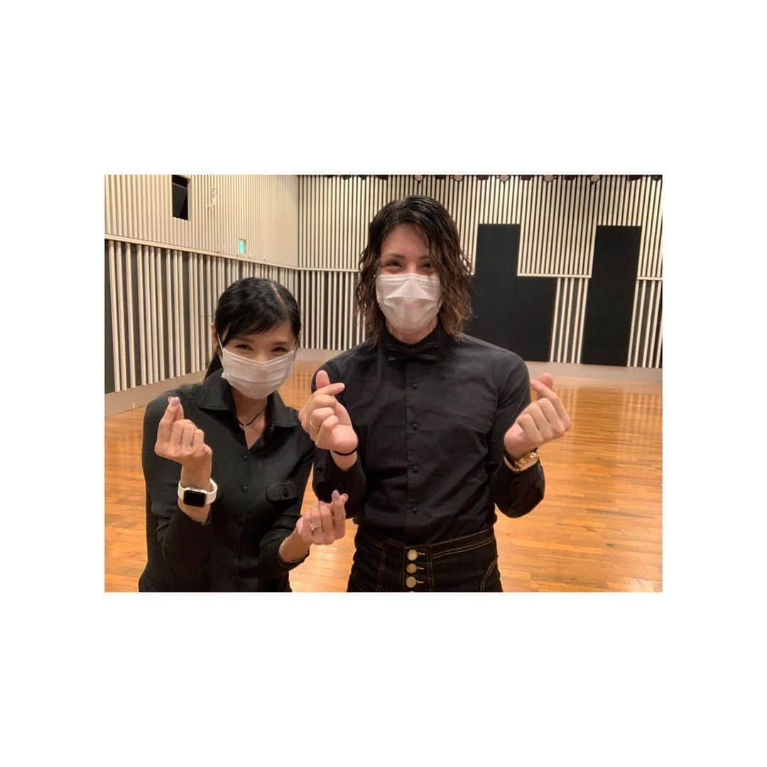 黒木瞳さんのインスタグラム写真 - (黒木瞳Instagram)「🌛 ⁡ 久しぶりにローランドさんにお会いしました。 お話が弾みました🤭 ⁡ ⁡ #指ハートを習いました#笑」9月22日 20時02分 - hitomikofficial