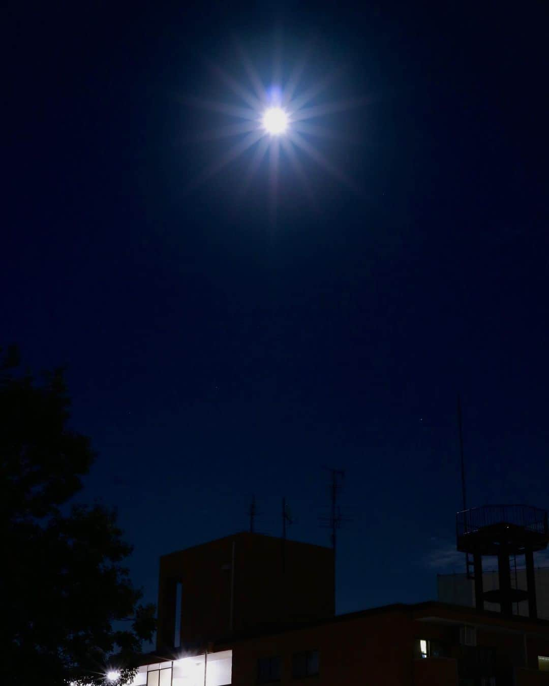 斎藤ちはるさんのインスタグラム写真 - (斎藤ちはるInstagram)「昨日の中秋の名月🌝 . 太陽のように明るく照らされていました😌 . . #満月 の #中秋の名月 は #8年ぶり #なんですってね #パワー貰えた #シャッタースピード を #遅くしてみました #chihashot . . #斎藤ちはる#テレビ朝日アナウンサー#テレビ朝日#テレ朝#アナウンサー#趣味#カメラ#一眼レフ#ミラーレス一眼#ミラーレス#一眼レフカメラ#ミラーレス一眼カメラ#シャッタースピード#遅め#月#中秋#名月#満月#🌝」9月22日 20時19分 - chiharu_saito_ex