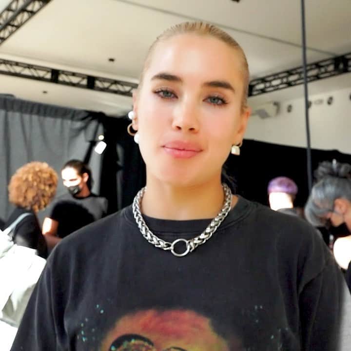 Smashboxのインスタグラム：「“90s nudes and lined lips, irresistible shimmer, luxurious peachy, gold tones. The collection is super bright, so we wanted something to compliment and to tie it all together..." - @isamayaffrench , lead make-up artist went full 90s at the #NYFW @christiancowan SS22 show 💖 Click the link in bio to see how to create the look using your favorite Smashbox products 💋 #SBXBackstage」