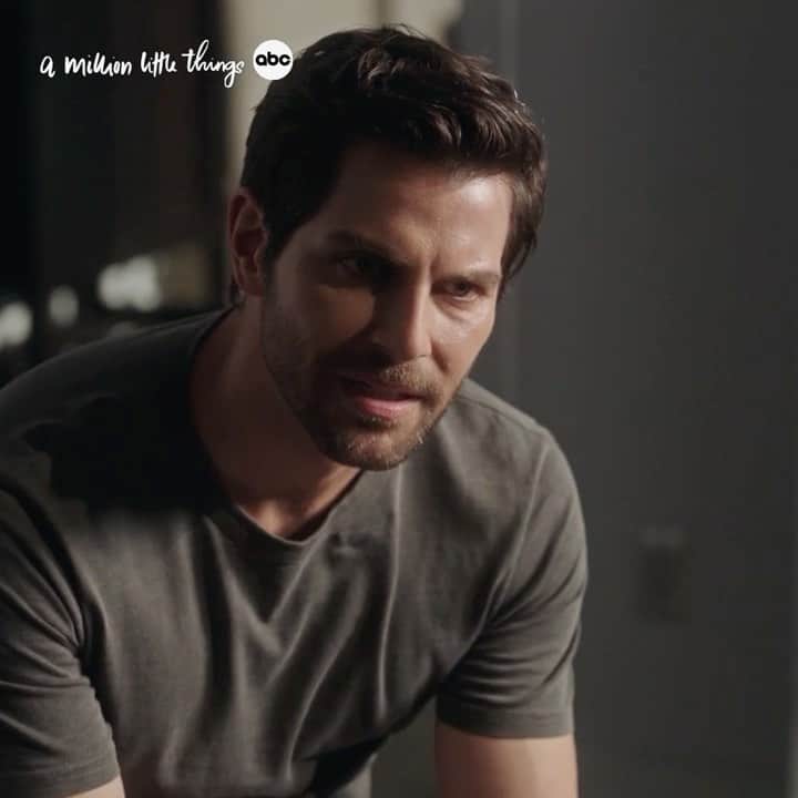 デヴィッド・ジュントーリのインスタグラム：「A hot plate of soupy drama with a side dish of who-hit-Eddie.   #AMillionLittleThings tonight on ABC 10/9c and stream on Hulu.」
