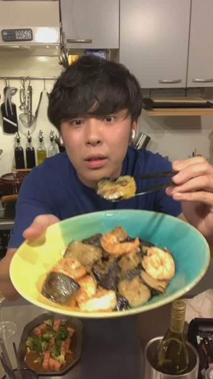 Iguchi Takuto... おうちごはんおじさんのインスタグラム：「らくうまチャンネルの全編は、IGTVから見ることができます🎥 動画の左下の『IGTV動画を見る』を押して下さいね🙆‍♂️  白ワインに合わせるおつまみを作りました！  美味しいで日本を元気に꒰⍨꒱.+*  ━…━…━…━…━…━…━…━…━…━  ▼.デリバリー専門のキーマカレー屋さん🍛 キーマおじさんの咖喱家(@keema_ojisan)  ▼.YouTube始めました🍳 【らくうまチャンネル】と検索して下さい。 簡単×美味しい料理はもちろん、 <食をエンターテイメントに💐>をテーマに、 楽しいコンテンツをたくさん投稿していきます！ 是非チャンネル登録お願いします🙇‍♂️ https://www.youtube.com/channel/UCU8N32A-DZ4aGMH1YZ06gYA  ▼.料理教室主宰しています🍳(..開講祝1年💐) Foodies Labo(@foodies_labo) 簡単×美味しいに拘り、都内で料理教室を開催しています。 料理初心者•初参加の方•お友達との参加も大歓迎🙆‍♂️🙆‍♀️ まずは気軽にフォローして下さい！  ━…━…━…━…━…━…━…━…━…━ #らくうまチャンネル#らくうま飯#らくうま料理#らくうま料理家#らくうま料理研究家#料理家#料理研究家#フードスタイリスト#井口タクト#おうちごはん#おうちごはんおじさん#料理男子#家庭料理#簡単料理#時短料理#簡単ごはん#手作りごはん#料理記録#飯テロ#料理好きな人と繋がりたい#Live配信 #料理Live#らくうまレシピ#おうちごはんおじさんのレシピ #簡単レシピ #レシピ#Foodstylist#ouchigohan_ojisan」