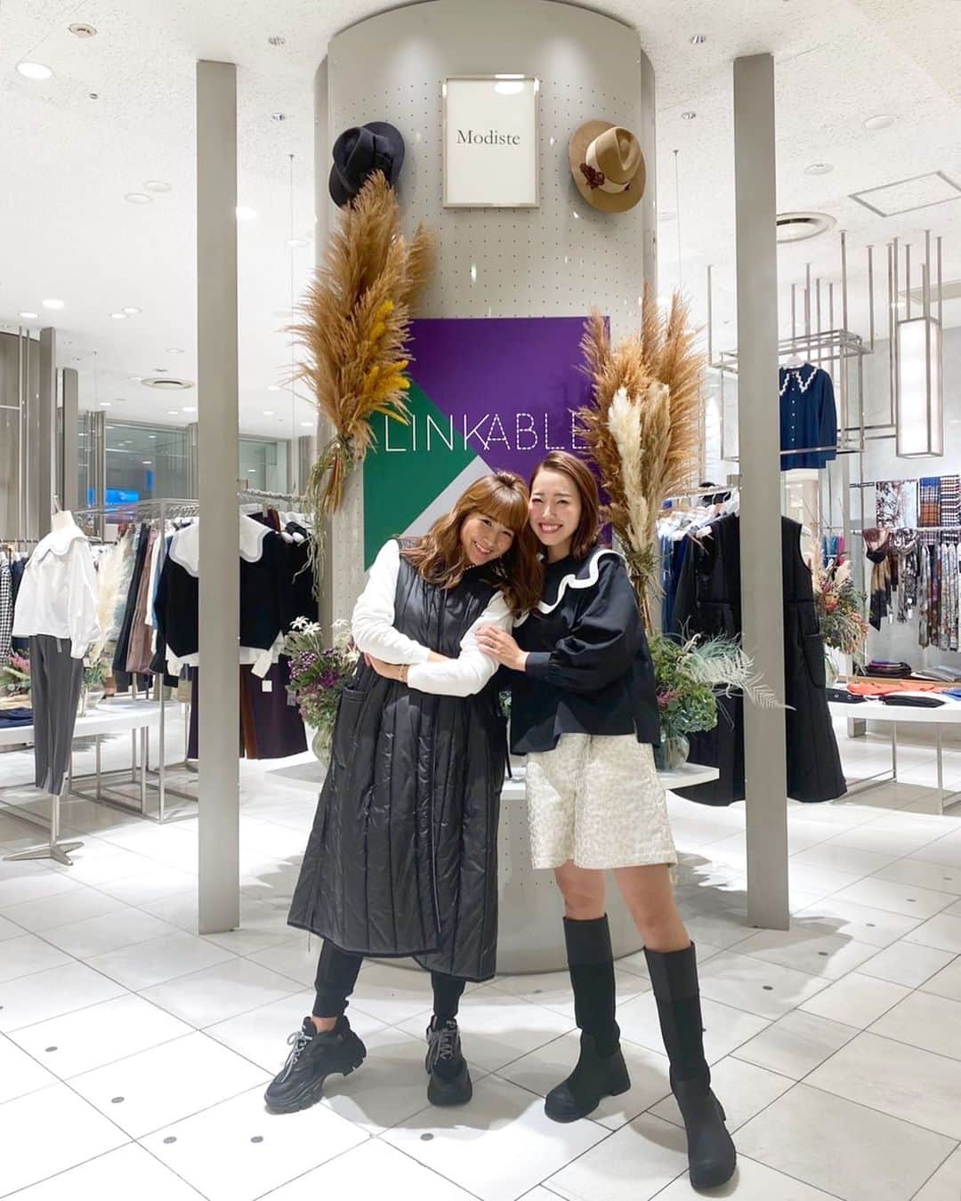 Mai Wakimizuのインスタグラム：「たまには2ショット♡笑 あっという間に初日終了！時間が経つのが早過ぎて焦る。笑 沢山のお客様とお話しながら、本当に自分のブランドなの？と言うか、そもそもこれって夢？と何回も心の中で呟きました。笑 真加とも目が合うたびに喜びのテレパシーを送り合ってました♡笑 openと同時にお越し下さった方、仕事のお昼休憩にダッシュで来て下さった方、1時間以上かけて電車で来て下さった方、もう皆様の愛ある行動に胸いっぱいです！本当に有難うございました♡久しぶりの店頭で靴擦れをしたのですが、それも幸せの痛みです♡笑 あー楽しかった＼(^o^)／お祭りはまだまだ続きます！ ------------------------------ 【popup shopのご案内】 日時:2021年9月22日(水)〜28日(火) (24日(金)はイベント開催につき終日休業) 場所:伊勢丹新宿店 本館1階 婦人雑貨／イセタンリーフ  ------------------------------ #linkable#リンカブル」