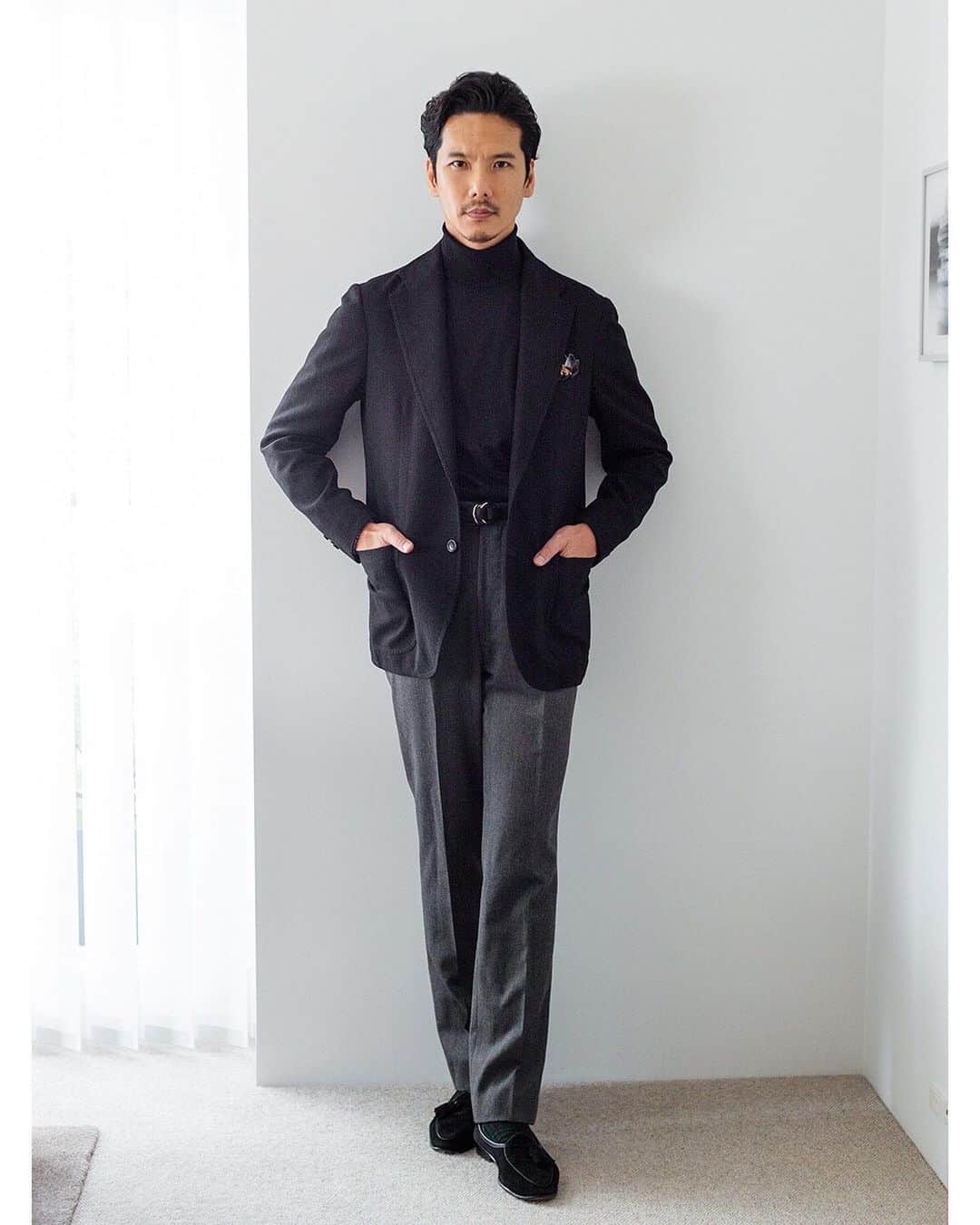 Shuhei Nishiguchiさんのインスタグラム写真 - (Shuhei NishiguchiInstagram)「2021AW "Nishiguchi's Closet" @mr_beams_webmagazine  My recommended styling  "Contemporary↔︎Classic" Details◀︎◀︎◀︎Swipe left  新ブランド @erne_2021_official に別注したシューカットのドレストラウザースは、ほんのりと裾幅が広くなる美しいシルエットが新しい。 70年代の空気感をほんのりスタイリングに漂わせてみても面白いのではないでしょうか。 ・ ・ Item Jacket： @stile_latino  Knit： @johnsmedleyknitwear  Trousers ： @erne_2021_official for @beams_f  Shoes： @baudoinlange  ・ #2021aw #nishiguchis_closet #70sfashion #monochrome」9月22日 22時37分 - shuhei_nishiguchi