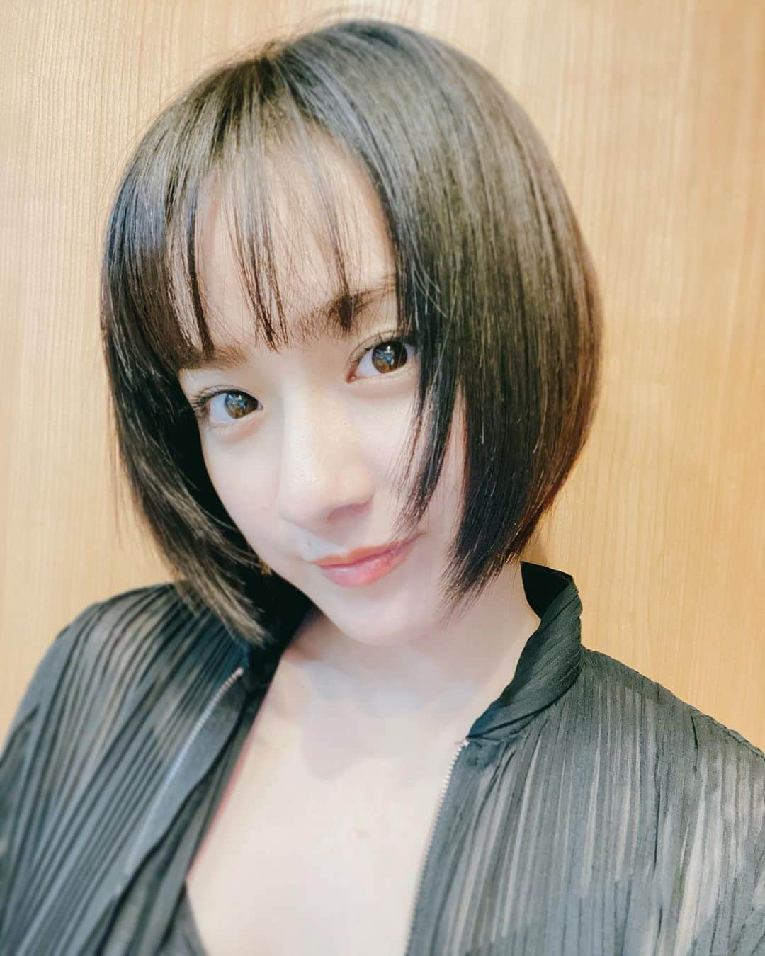 平祐奈さんのインスタグラム写真 - (平祐奈Instagram)「今日も1日おつかれちゃん☺︎  素敵なナイター撮影終えてきました！  明日は久々の集合ちゅ!だよ💙💗🧡 ｼｮｰﾄｶｯﾄにしてからお初だねインスタライブ。  明日夜9時集合ね〜！約束だぞっ🤙 (指切り絵文字なかったやぁ)  SEE YOU TOMORROW <3  #実はアイドルやってました #おはガールちゅちゅちゅ」9月22日 22時55分 - yunataira_official