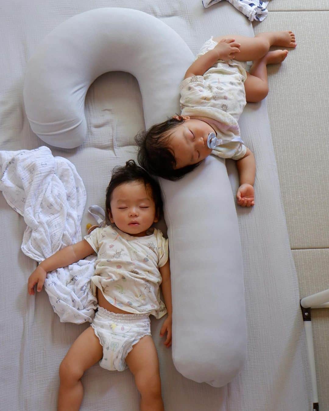 武智志穂さんのインスタグラム写真 - (武智志穂Instagram)「@momo.official ✖️ @zzzland_official の抱き枕が快適で使い心地良過ぎて😴えいけんと毎晩取り合いっこしています。 （特に絢士がお気に入りのようで、高確率で母ちゃん使えない…）  こちらの抱き枕、わたしも以前から愛用しているブレインスリープピローのあの春雨みたいな通気性抜群の特殊な素材が中に入っているんです。 脳や体の深部体温をクールに保つ効果があるから、ぐっすりと質の良い睡眠をとることができるんです✨ 洗えるし一瞬で乾くのも衛生的で嬉しいんだよな〜。  歩けるようになったことや、20〜21時に就寝したら朝まで一度も起きなくなったことに成長を感じていたけど、この抱き枕の効果もあるのかもしれない。  もーちゃん、素敵な抱き枕作ってくれてありがとう♡ お陰様で最近睡眠時間が十分とれるようになりました！ お互い高齢出産で授かった可愛い息子との子育てライフ楽しもうね〜🤘💕」9月22日 23時30分 - shiho_takechi