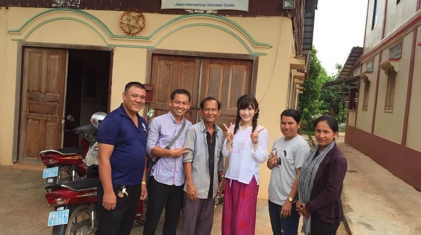 榎本麗美さんのインスタグラム写真 - (榎本麗美Instagram)「.  【JVCカンボジア40年の歴史をまとめる映像、完成✨】  私のインスタにも以前登場している、JVCカンボジア担当の大村まりこ氏。 私が『昆虫食研究』の為にカンボジアへを訪れた時に案内してくれた友人です。  まりこ氏が、JVCカンボジア40年の歴史をまとめる映像制作をしている事を知り、 ずっと楽しみにしていました。  「完成✨」 の報告を受けて、映像を見た私は衝撃を受けました。 私が訪れた村は、以前はこのような姿だったのか... 40年の歴史で、本当にたくさんのカンボジアの皆さんの人生が変わったのだと感動しました。  何より、 ”友人が、あの村に住む皆さんの人生を変えた” ソク・スーさんのインタビュー を聞いて凄く誇らしい気持ちになりました。  車に乗せてくれたドライバーのリツさんは、そんな想いで運転していたんだ... お世話になった皆さんの顔が浮かんで、またお会いして、色んなお話を聞きたくなりました。  コロナが落ち着いたら、カンボジアに遊びに行きたいです。 この映像をみたから、 今度はまた違う目線で、村を案内してもらおう。 学校も見せてもらいたい！  (あ〜...あの時の目的は、完全に、「昆虫食」だけだったから...)  ぜひ、多くの方に見て頂きたいです✨ 私も小さく写真載せてくれました！ 最後に、カンパしたサポーターの名前も掲載されていて、私も載っています😍嬉しい...  ぜひ、ご覧下さいね！ ↓ https://youtu.be/Pc1vUILs1wc  #カンボジア #コロナ禍じゃなかったら弾丸で行っていたと思うくらいの気持ち #長い文書すぎるからブログ始めようかな」9月23日 0時08分 - enomotoremi
