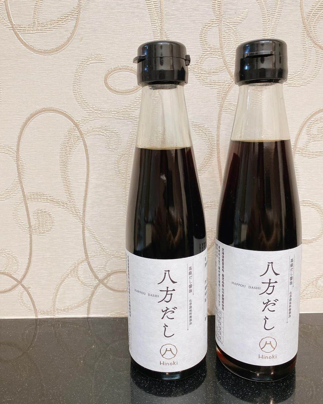 松尾依里佳さんのインスタグラム写真 - (松尾依里佳Instagram)「お料理するときに、味の決め手となる調味料にはこだわってしまいます。そしてかなりの頻度で使うのが、だし醤油。 いろいろ試しましたが今一番好きなのは @hinoki_official の#八方だし 🌟 以前の静岡の工場が今年竜巻被害に遭われて製造がストップしていたようでとても心配していました。今度は新しく別の工場で製造をようやく再開されたようです！  北海道産真昆布や鹿児島県産鰹節など全て国内産の原材料で作ってある安心感。そして少量で旨味がしっかり出るので結構コスパも良くて気に入っています！  これから炊き込みご飯が美味しい季節ですね〜いろいろ作ろう〜😎  #八方だし #ひのきだし醤油 #高級だし醤油 #国産 #和食 #味の決め手 #無添加 #自然派 #伊勢丹新宿店のポップストアで今日から先行発売中 #食の安全 #食べることは生きること  #松尾亭の手作りごはん #にも欠かせない」9月23日 0時20分 - erika.matsuo