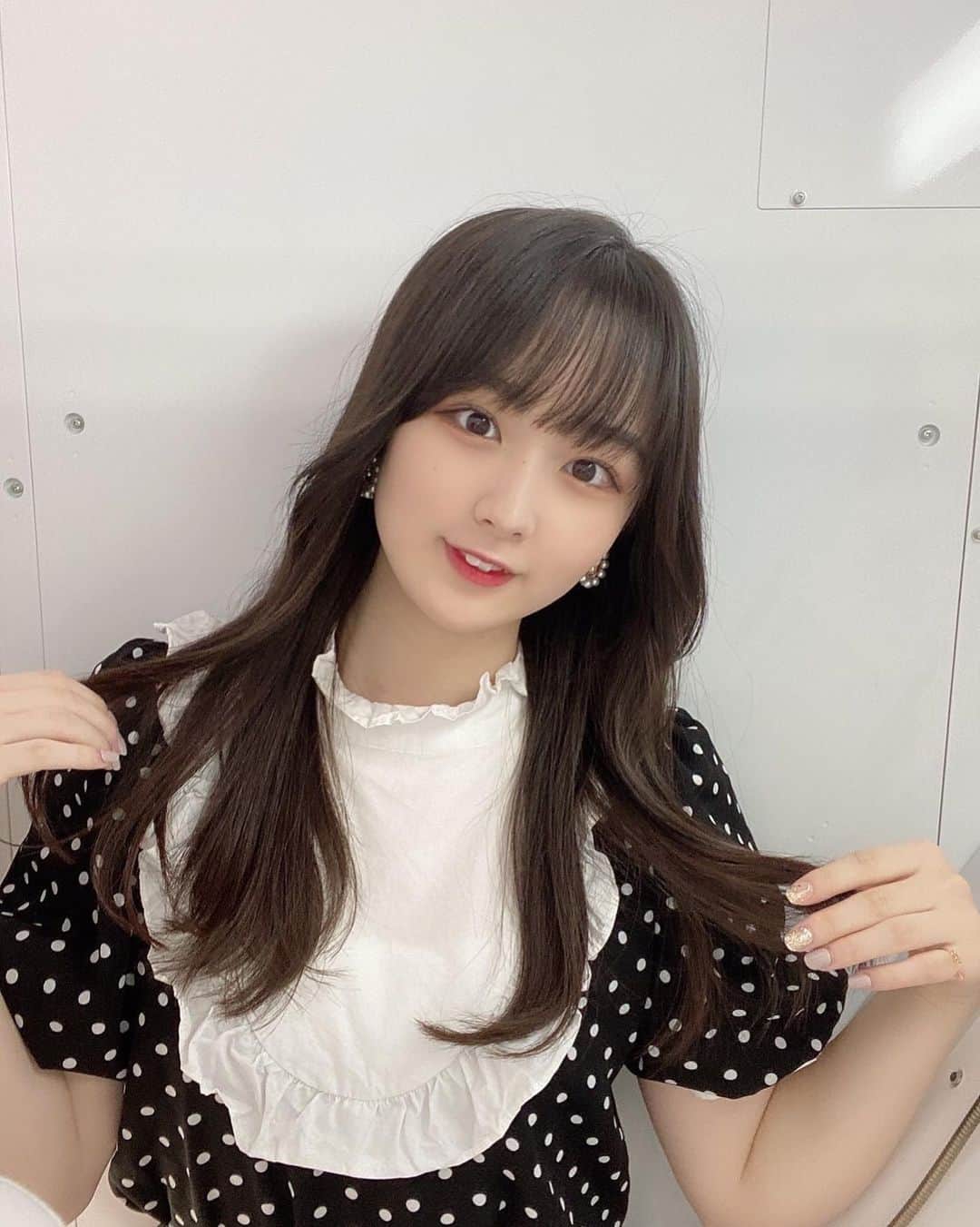 高田もものインスタグラム：「. むにぃ✌️ . 今日も楽しい1日でした！！！ .  みんなも？？？ . インスタライブもありがとう！ . かしこ . #高田もも #かしこってなに #かしこ #instagood #instagram #oneafteranotherniceclaup #ナイスクラップ #niceclaup #ブラウス #ロングヘア #韓国ヘア #レイヤーカット #巻き髪 #イヤリング #パールアクセサリー」
