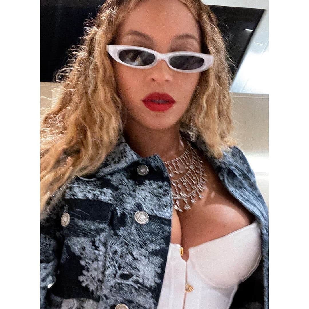 Agent Provocateurさんのインスタグラム写真 - (Agent ProvocateurInstagram)「Love on top  Queen B @beyonce marvels in Mercy. Timelessly sexy and exquisitely form-finessing, Mercy is a must-have, fit for a queen.  In our white satin colourway, Mercy is crafted from an opaque white satin and signature AP corset boning to deliver the ultimate hourglass silhouette.  #AgentProvocateur」9月23日 1時50分 - agentprovocateur