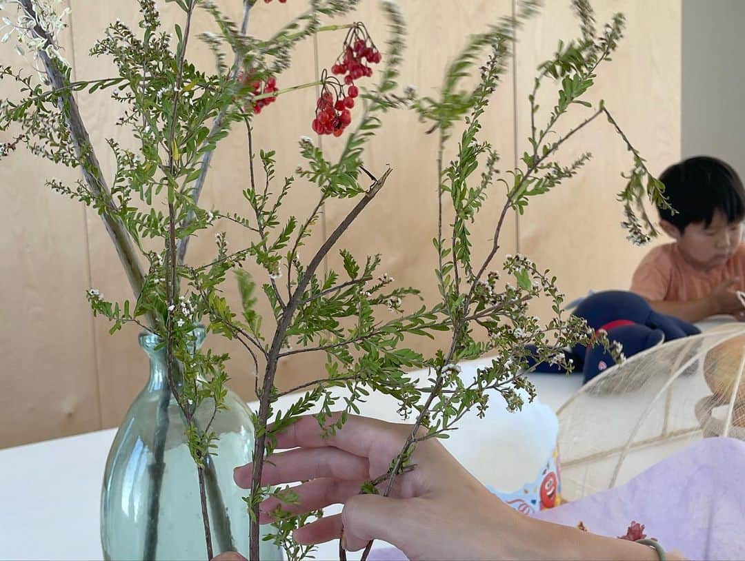 三苫愛さんのインスタグラム写真 - (三苫愛Instagram)「@flowerboyproject が2軒隣にお引越ししてから初めての来店。店内も広くなって見やすかったです。 そしてお友達 @moekomaeda ちゃんのバースデーにお花をプレゼント。うちにもおんなじ花をかいました。」9月23日 7時26分 - ai_mitoma