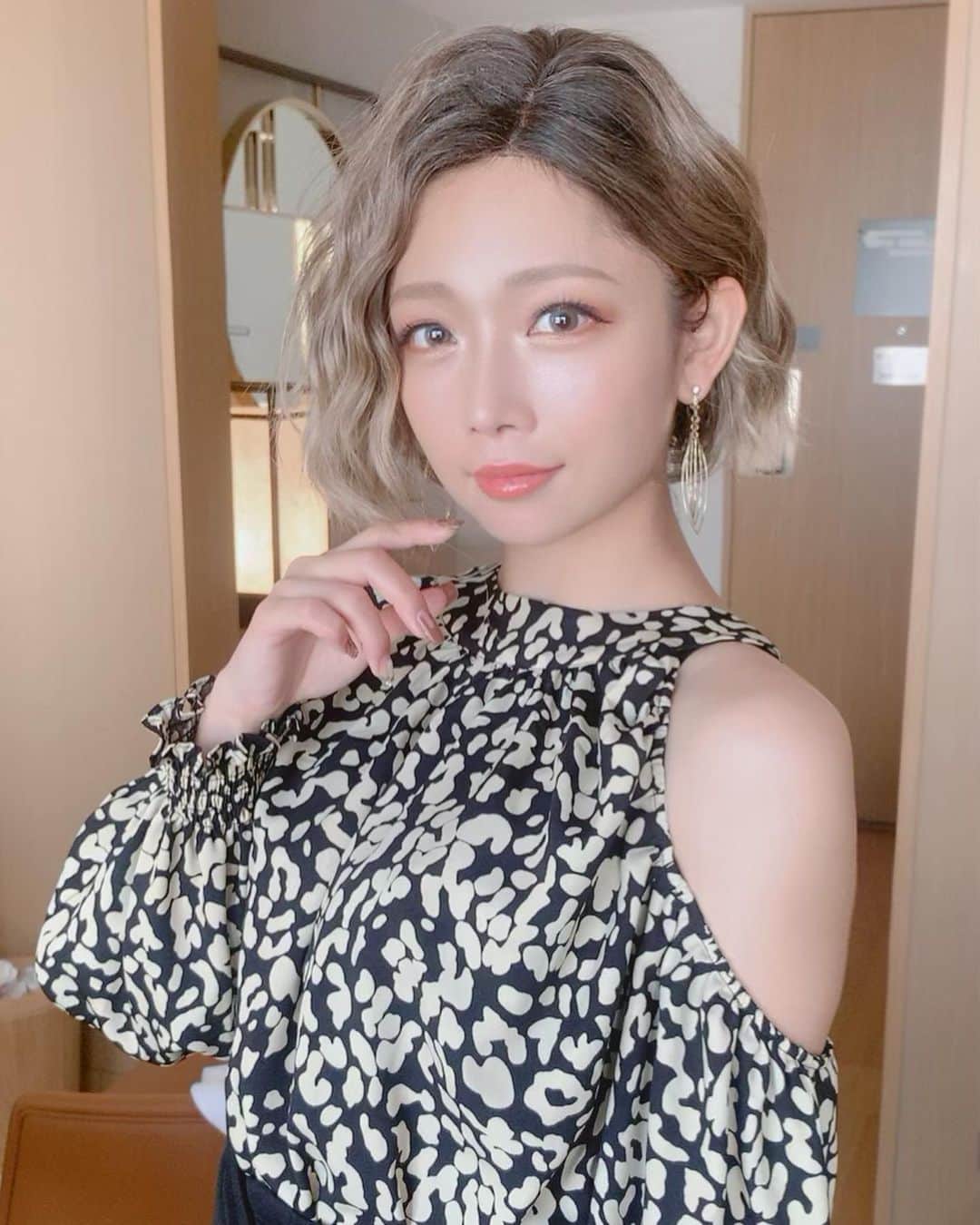のインスタグラム：「6年ぶりのギャル作品👸 #似合うか似合わないかで言ったら #確実に似合わないのですが #ギャル作品リベンジしたかったのよ #因みにウィッグです🦰 #ウィッグとったあとの皮脂の濃さ #半端なかった」