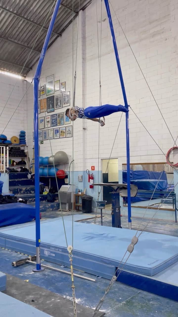 アルトゥール・オヤカワ・マリアノのインスタグラム：「Um pouquinho da nossa competição de Sábado!  Go Pinheiros  Semana que vem tem Campeonato Brasileiro  de Ginástica, e vai ter transmissão pelas redes sociais da Cbg (confederação de ginástica)💪🏻🔥  #EsporteClubePinheiros #ComitêOlimpicoBrasileiro #COB #LoteriasCaixa #Cbg #BolsaPodio  #ForçasNoEsporte #Cda #Petrobras #TimePetrobras #Aminovital #TimeAjinomoto」
