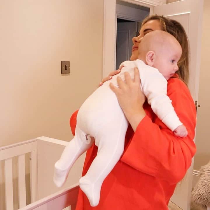 ジョージア・コウソウロウのインスタグラム：「AD Me and Brody are so excited to show you @fisherprice ‘3 in 1 Newborn Baby Light Projector Mobile’ from @thebabyroomatsmyths . Brody absolutely loves it and it’s perfect for those nights he takes a little longer to settle. Currently I am using it as a cot mobile but if you’re out and about you can also use it on the pram, as it’s perfect for sensory and distraction! Check out my stories now to see how much Brody loves it🥰!」