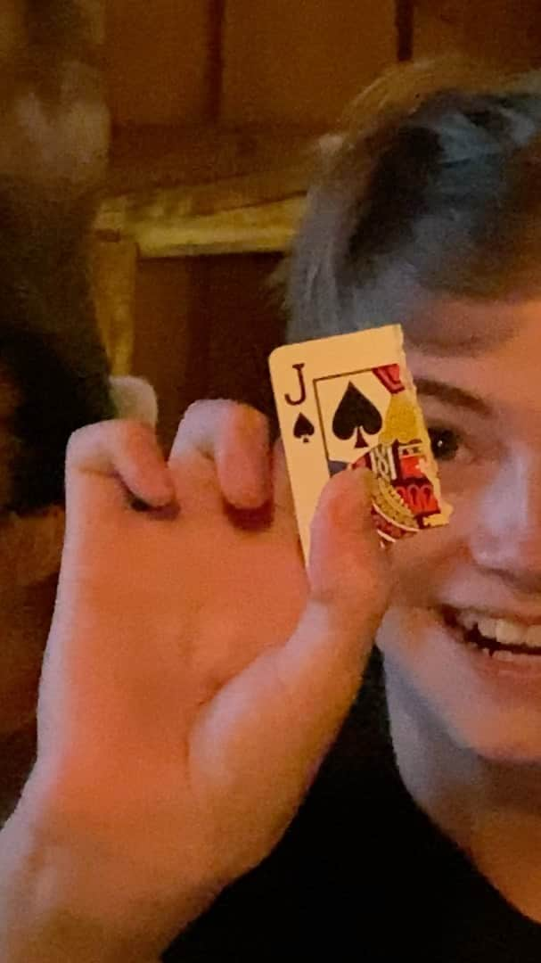 ジャクソン・ロバート・スコットのインスタグラム：「Love a Good Card Trick!」