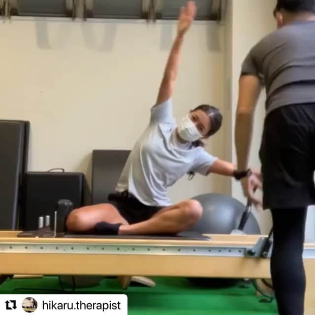 三橋亜記のインスタグラム：「. pilates  めちゃくちゃキツかったけど１回のセッションでめちゃくちゃ変わる😳😳 癖も見抜かれました🙈 伸び代だらけなのでまだまだ頑張ります✊🏾✊🏾❤️‍🔥  #Repost @hikaru.therapist with @make_repost ・・・ ・ 「ピラティストレーニング」  本日は 東京オリンピック女子ホッケー日本代表 さくらジャパンのメンバーで Coca cola Redsparks所属の三橋亜記選手と マシンを使ったピラティストレーニングをしました！  長くに渡って日本のトップで活躍されている選手ですが、改善点× →伸び代が沢山ありました！  怪我や手術などもあり 動きの癖や苦手なポイントがはっきりしています ですが、さすがアスリート こちらのキューイングに対して身体をばっちり操作できるのでトレーニングの変化も👍  立ったときに自然と足が閉じているのは整ってきている証です！ 小さな支持面でも姿勢が安定しているのでインナーマッスがしっかり働いて女性に嬉しいスタイルの面でも効果的です！  ピラティスは持続性もありますが、 トレーニングがハードな選手や同じ姿勢が多い人は動きの偏りが戻りやすいので積み重ねていきましょう！  最後はぐったりする様子を笑笑 間違ってほしくないのですが、キツイだけがピラティスではないです笑 ただ、インナーマッスルを徹底的に働かせると 数回でかなり効きます！なので身体は整います！  理学療法士としての 解剖学的な知識、女性ならではの問題も考慮しながらピラティスインストラクターとして身体のメンテナンス、パフォーマンスアップのサポートをしていきます！  来月の試合まで積み重ねていきましょう！ 東京オリンピックの熱気をそのままにホッケーも熱いです‼️  #三橋亜記 #cocacolaredsparks  #東京オリンピック女子ホッケー日本代表 #さくらジャパン #ピラティス #pilates #マシンピラティス #オンラインピラティス #リハビリ #トレーニング #反り腰 #猫背 #ホッケー #怪我 #予防 #体幹 #骨盤 #パフォーマンス #柔軟性 #コカコーラレッドスパークス」