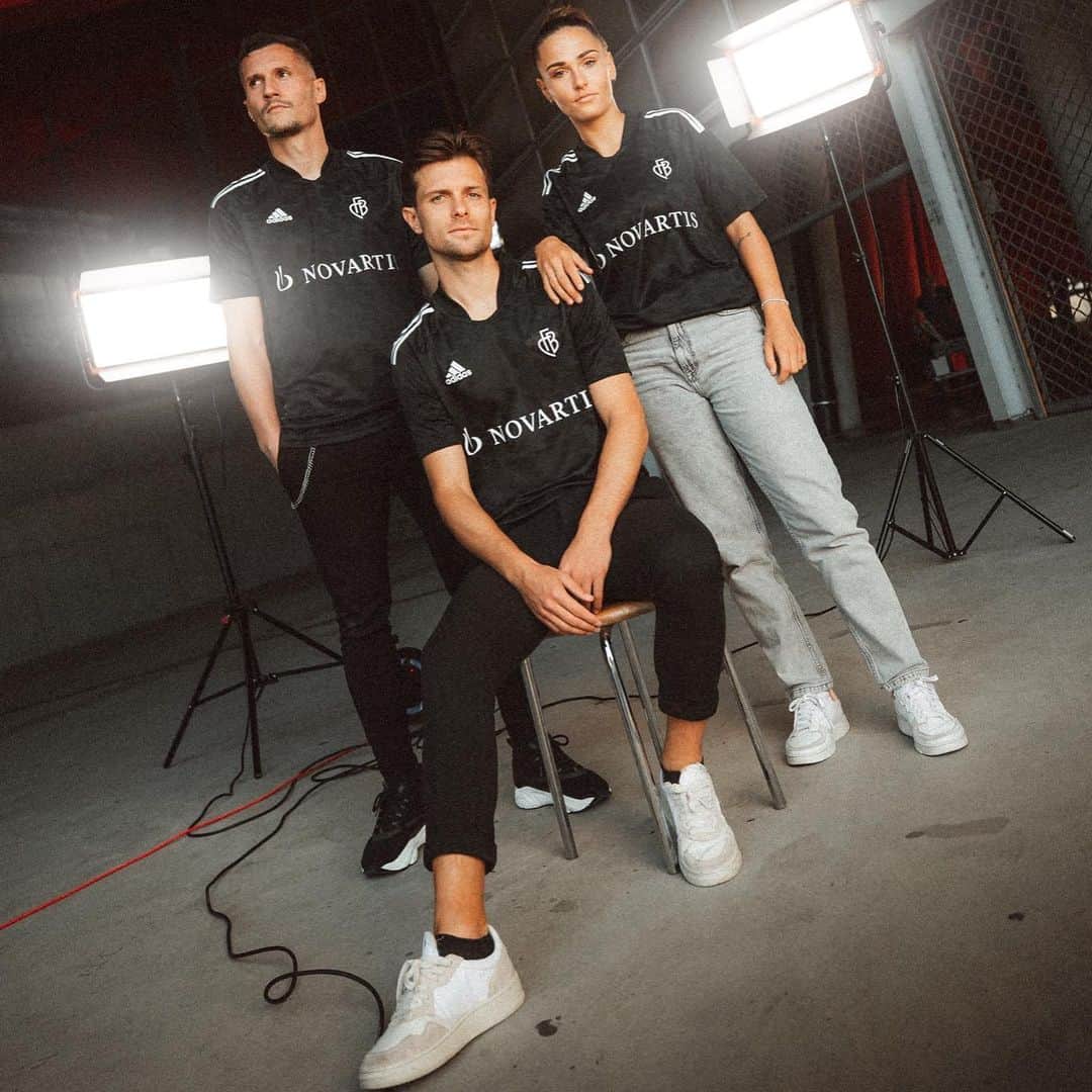 ヴァレンティン・シュトッカーのインスタグラム：「Schwarz steht uns gut 🔥🖤 Heute ab 12:00 Uhr im Fanshop erhältlich 🔜」