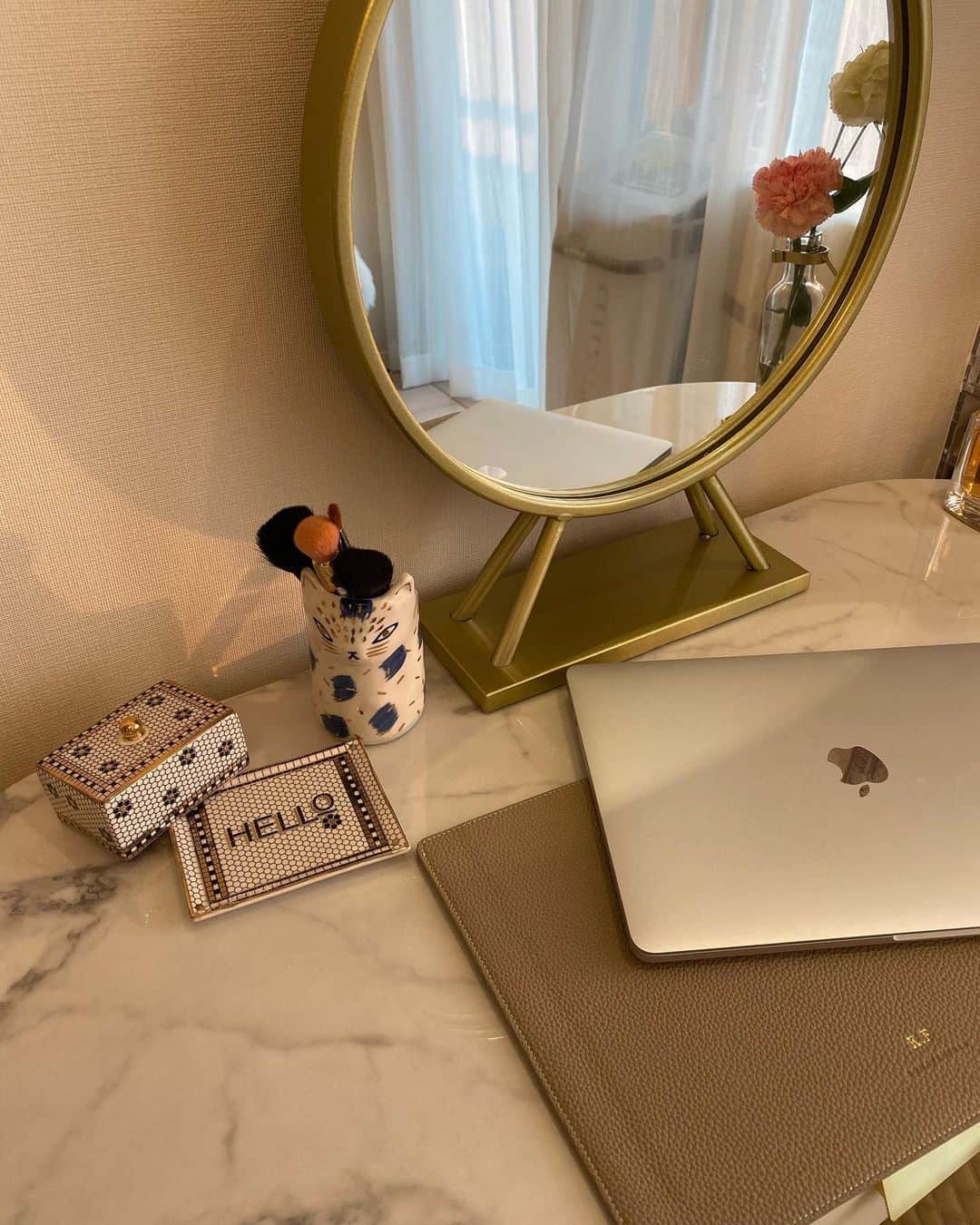 のインスタグラム：「1ヶ月検診まで外に出れないからネットショッピングが楽しみです♪  @anthropologie の小物が大好きで今朝の花瓶もそう💐  コロナ禍で自宅にいることが多くなり細かなところまで気になるようになるよね☺️  私のお部屋は今、子供仕様になっていますが、お気に入りアイテムで溢れてるのでご機嫌です👶♡  @bonaventura.official のパソコンケースも可愛いなぁ。  #インテリア　#プレママ　#お部屋紹介 #家具」