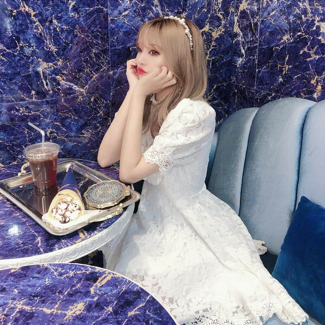 桜井莉菜さんのインスタグラム写真 - (桜井莉菜Instagram)「原宿DAY💙 昔から甘いものだと、 ケーキより、アイスより、 クレープが1番好きなのー🥰 そして真っ白のレースワンピって女の子らしくて大好き💕 汚したりしたくないって思うから、いつもより慎重に動くから行動もガサツにならないからデートに白ワンピースってオススメ😂💕 でも、ミートソースのパスタとか食べるのはさすがにちょっと怖いよね🍝w  #原宿#原宿カフェ#原宿ランチ#クレープ#デート#デート服#ワンピース#デートワンピース」9月23日 15時13分 - rina__sakurai