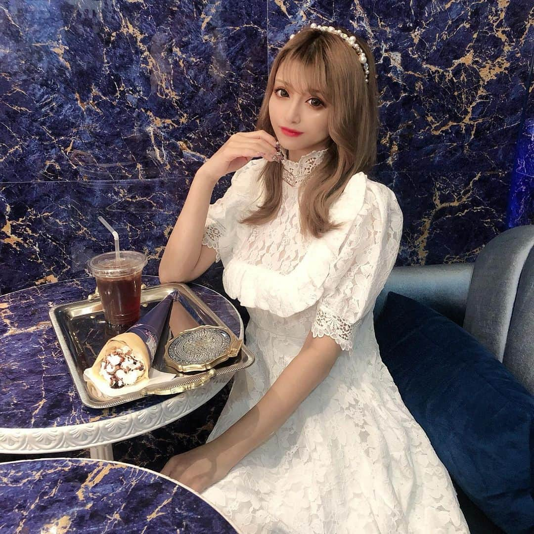 桜井莉菜さんのインスタグラム写真 - (桜井莉菜Instagram)「原宿DAY💙 昔から甘いものだと、 ケーキより、アイスより、 クレープが1番好きなのー🥰 そして真っ白のレースワンピって女の子らしくて大好き💕 汚したりしたくないって思うから、いつもより慎重に動くから行動もガサツにならないからデートに白ワンピースってオススメ😂💕 でも、ミートソースのパスタとか食べるのはさすがにちょっと怖いよね🍝w  #原宿#原宿カフェ#原宿ランチ#クレープ#デート#デート服#ワンピース#デートワンピース」9月23日 15時13分 - rina__sakurai